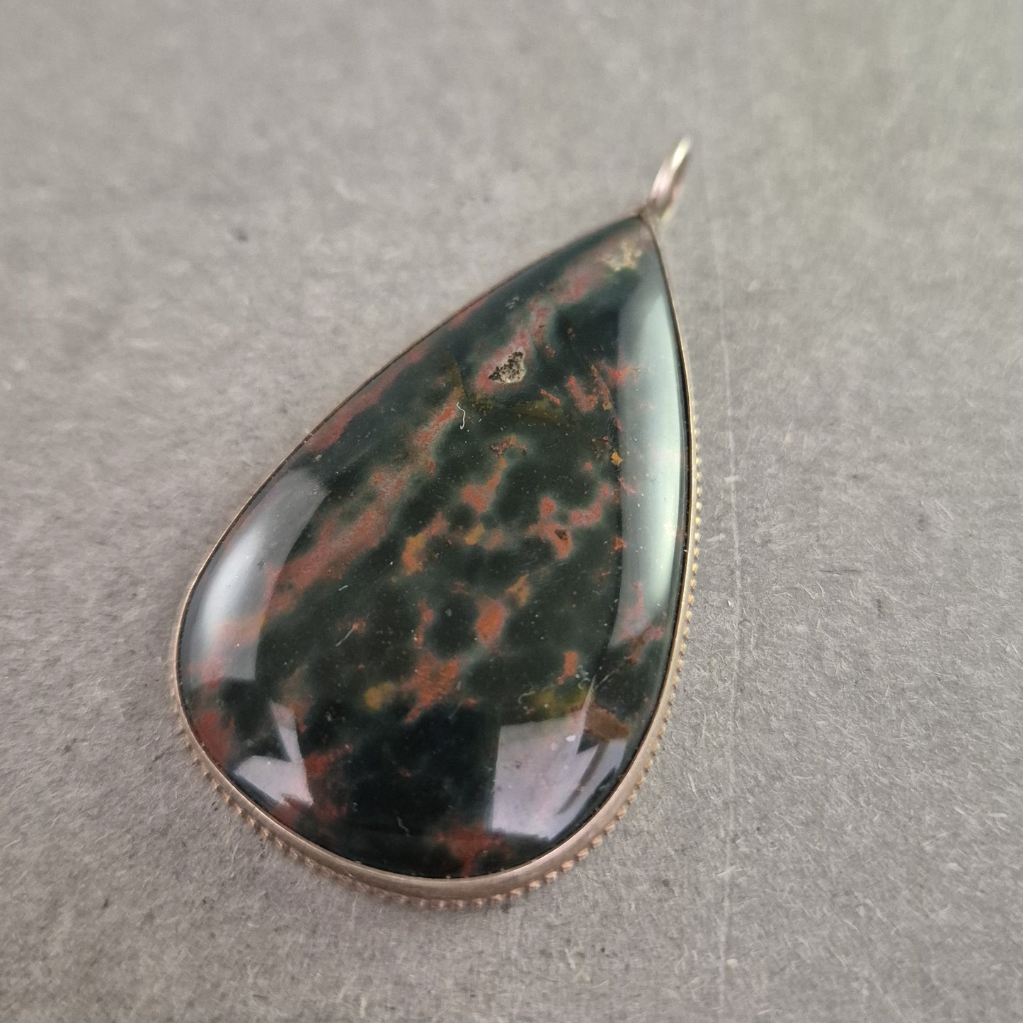 Tropfenförmiger Anhänger mit Blutjaspis – Silberfassung, Naturstein