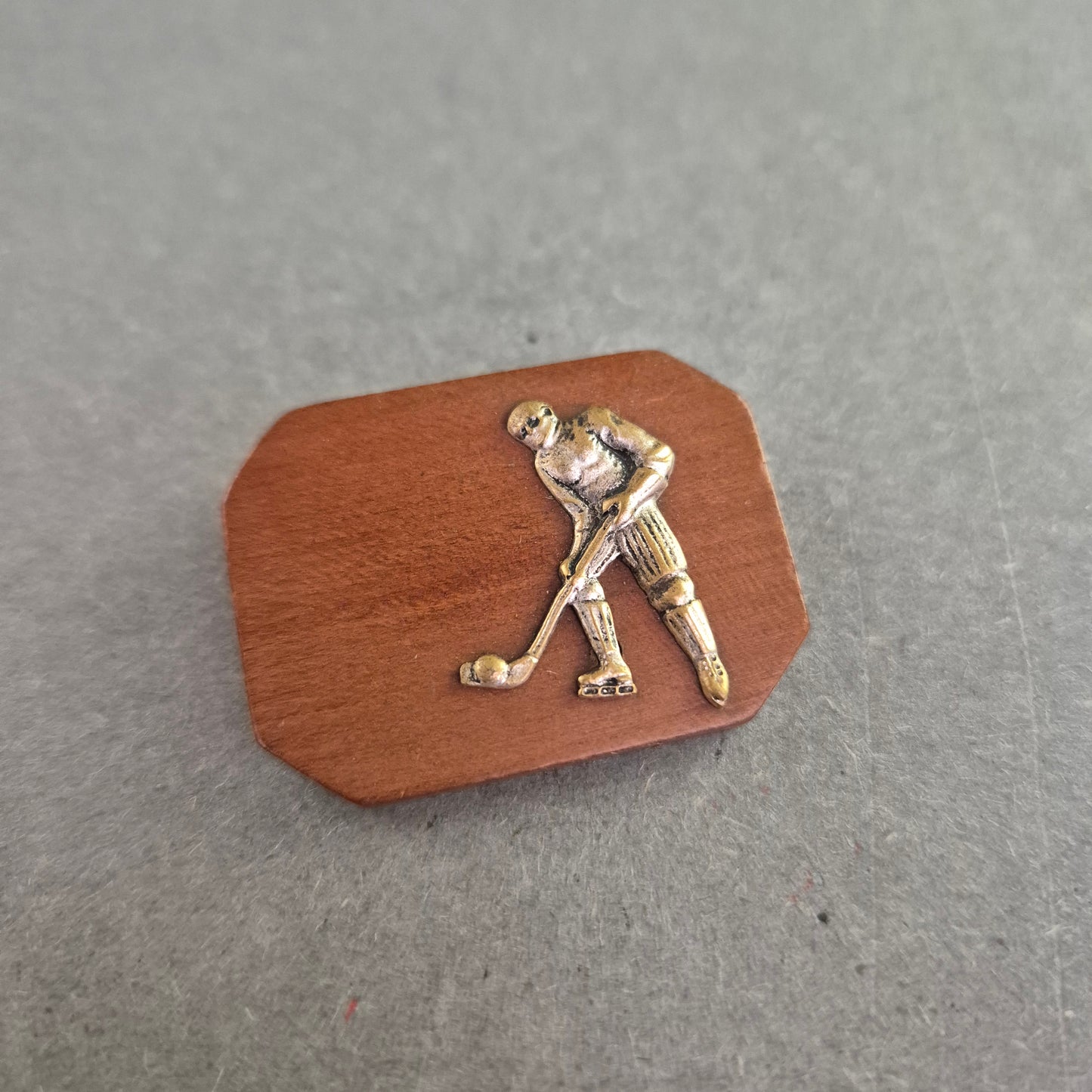 Vintage Hockey-Brosche aus Holz – Sportliches Retro-Accessoire