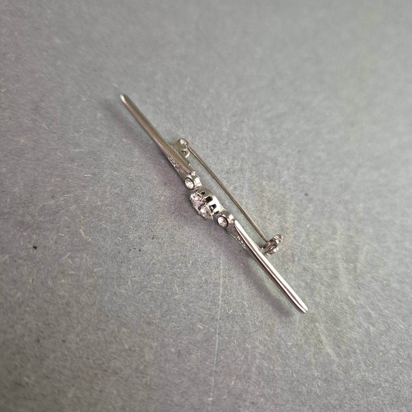Elegante Vintage-Brosche aus Silber mit funkelndem Steinbesatz