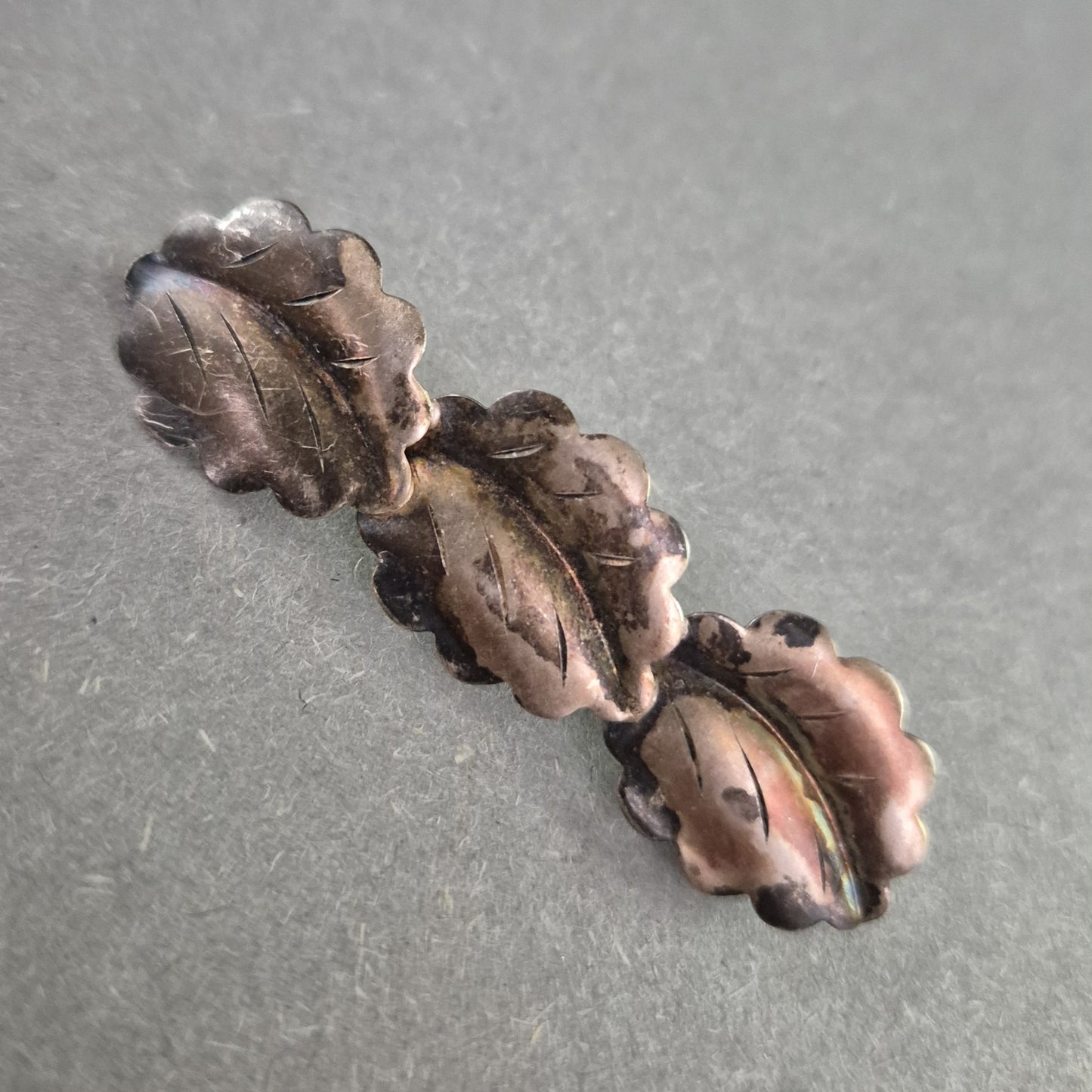 Vintage-Brosche mit Blattmotiv – Dunkel patiniert im Naturstil