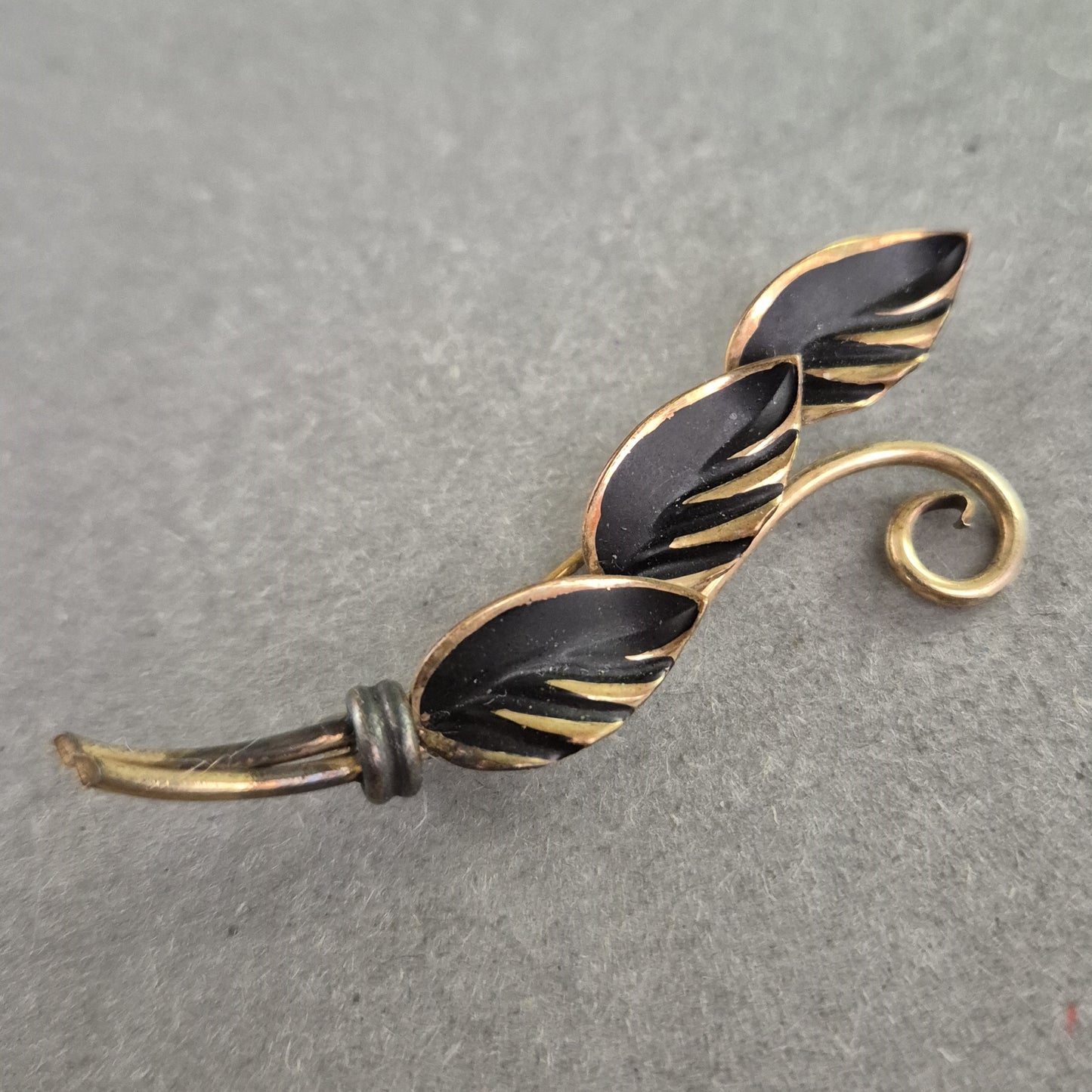 Vintage Brosche mit Blattmotiv – Elegante Akzente in Schwarz und Gold