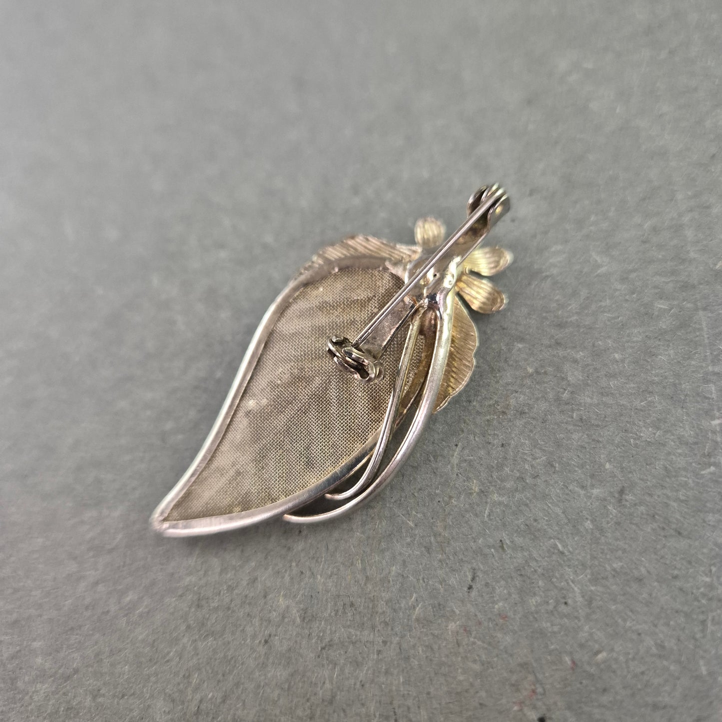 Florale Vintage-Brosche in Silberoptik mit Perlen – Eleganz im Naturstil