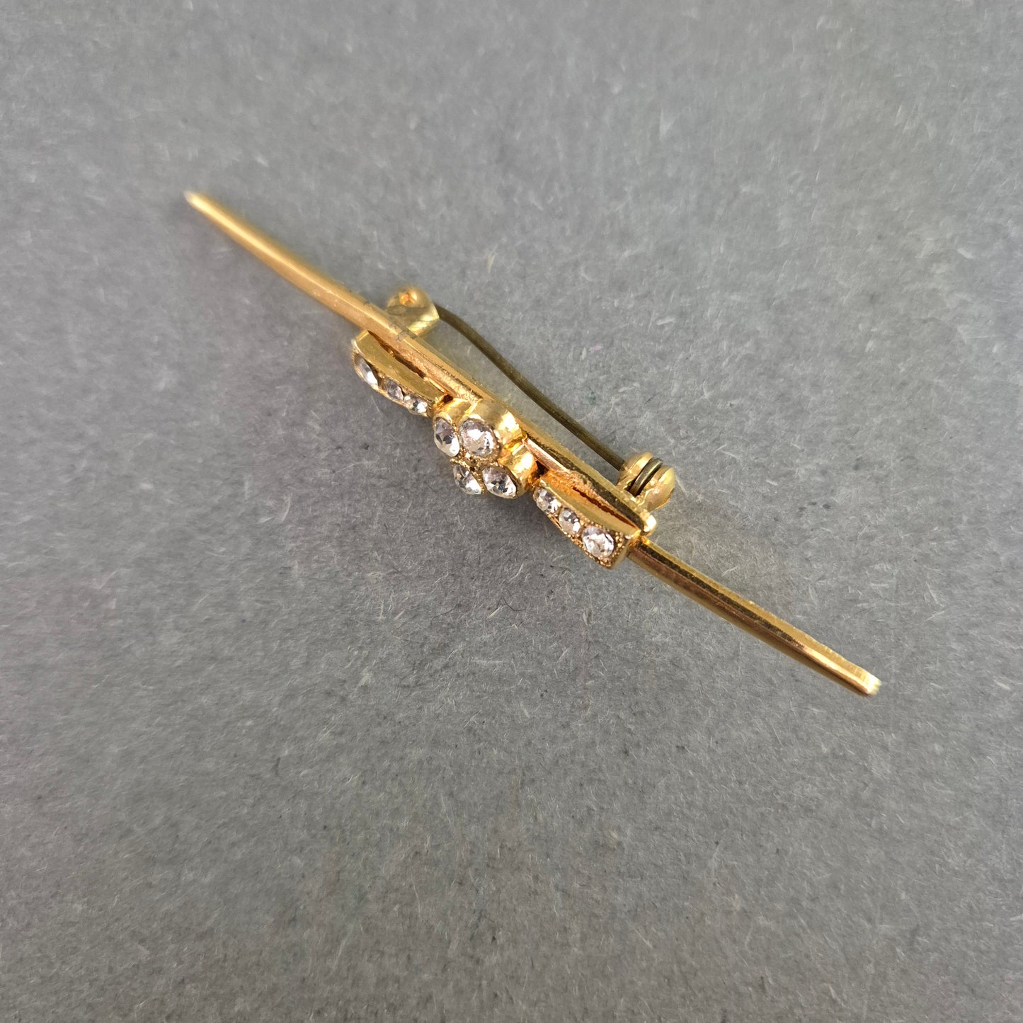 Elegante Vintage-Brosche mit Strass – Goldfarbener Blütenglanz