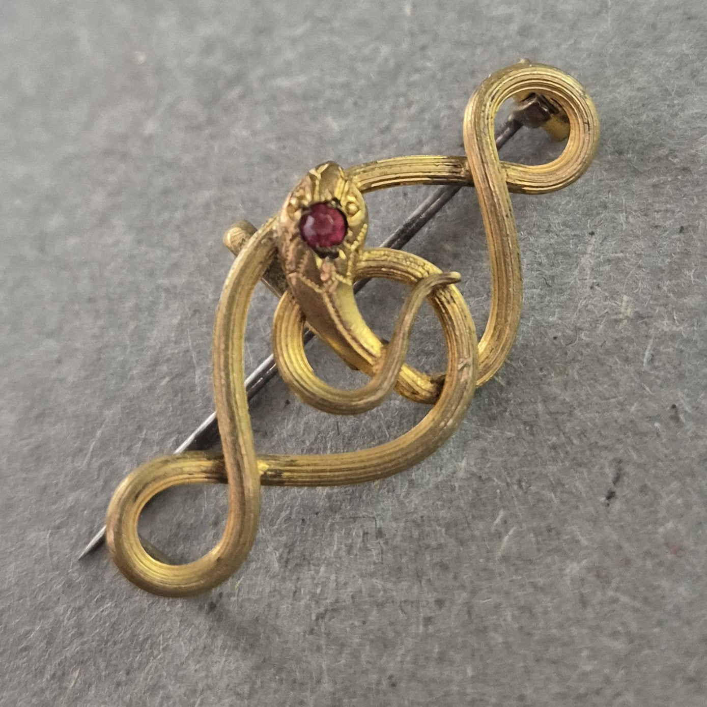 Antike Goldbrosche mit Rubinfarbener Zier – Jugendstil-Eleganz