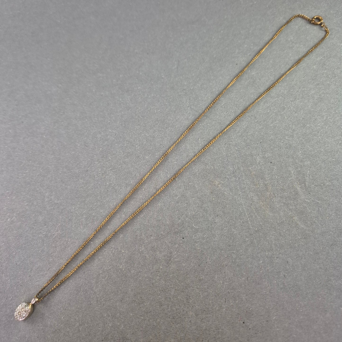 Zarte Halskette mit ovalem Strassanhänger – Eleganz im Miniaturformat