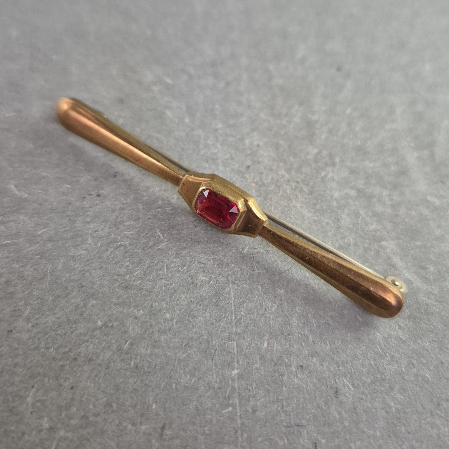 Elegante Vintage-Brosche mit Rubinrotem Akzent – Stilvolle Zierde in Goldoptik