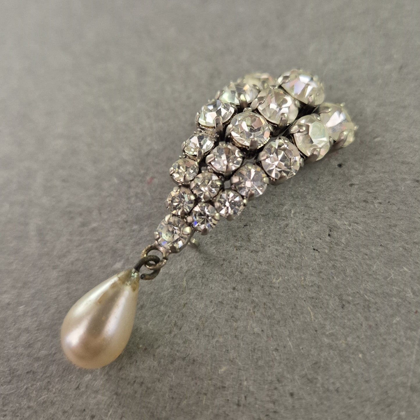 Vintage Strassbrosche mit Tropfenperle – Glamour im Retro-Stil