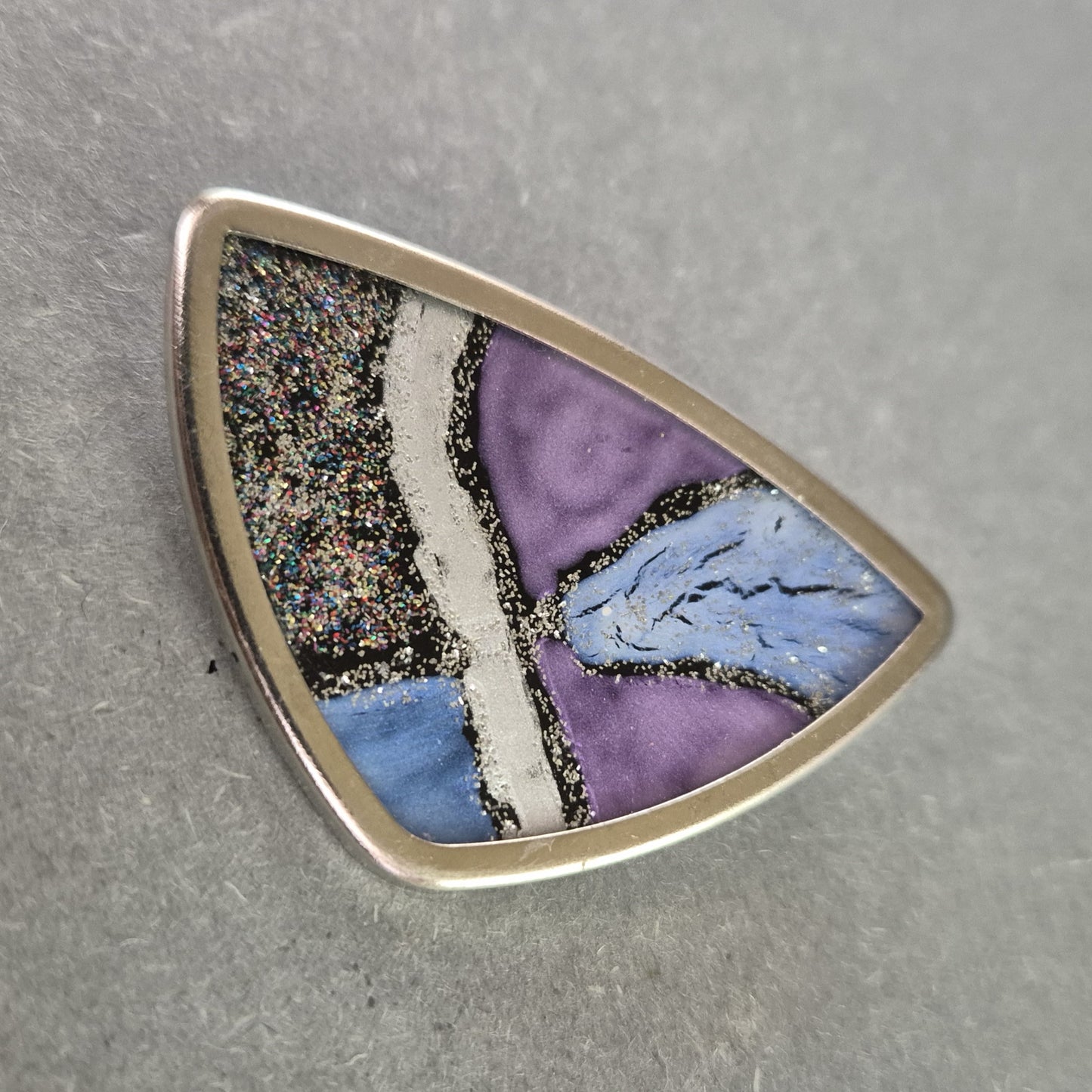 Moderne Emaille-Brosche mit Farbverlauf – Kunstvolles Designstück