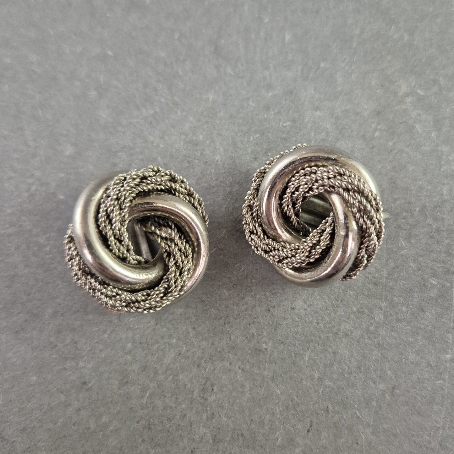Vintage Ohrclips in Silberoptik – Knoten-Design mit Flechtdetail