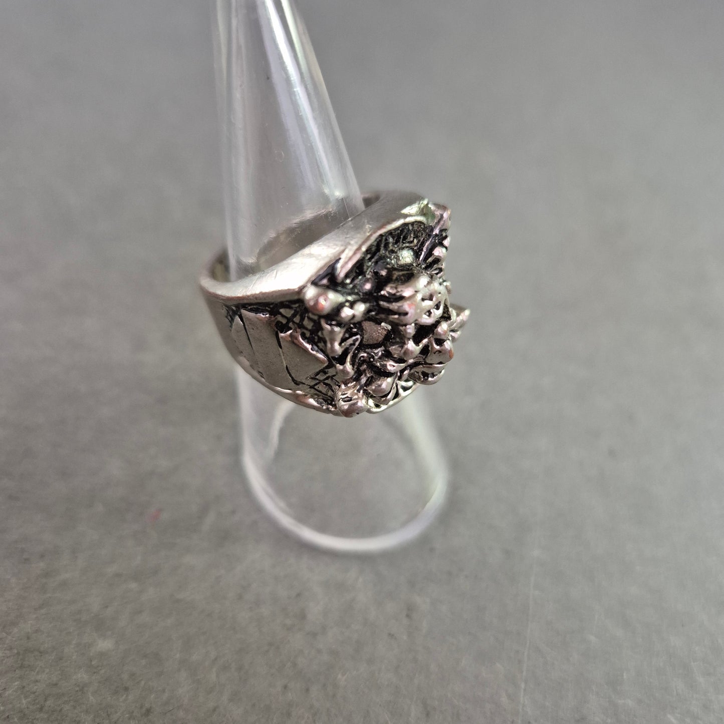 Silberfarbener Herrenring – Gothic-Stil mit Totenkopf-Motiv