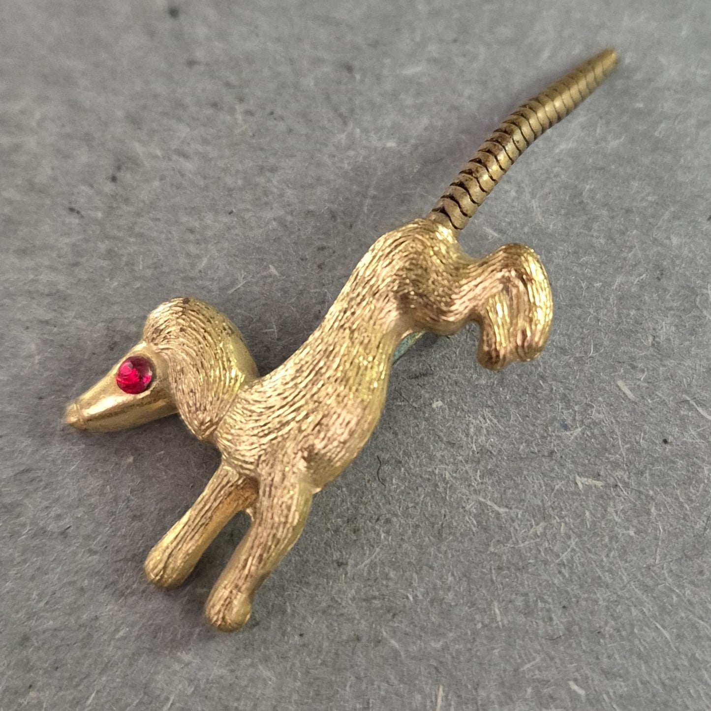 Vintage Anstecknadel „Windhund“ – Goldoptik mit rotem Strassauge