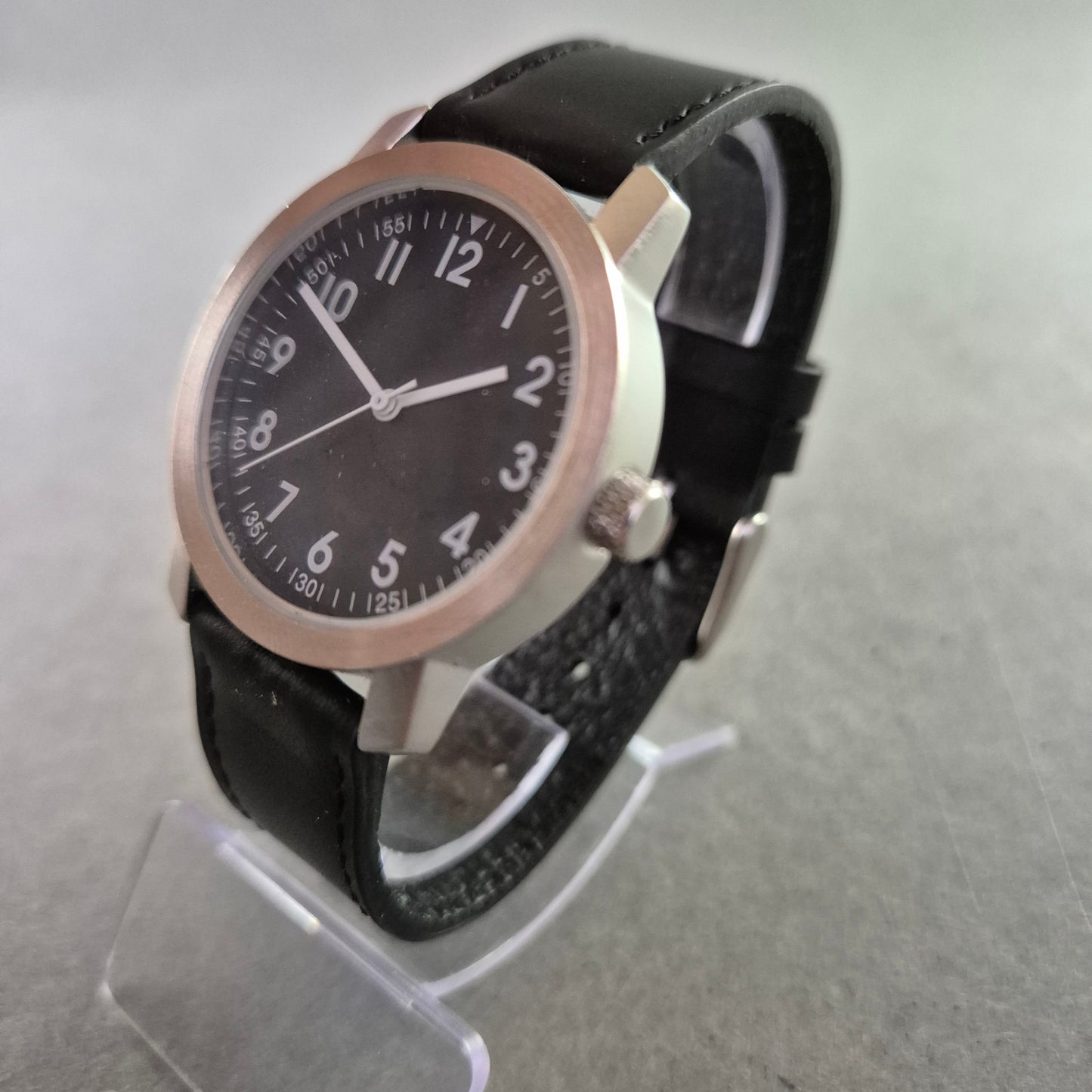 Schlichte MAX Herrenarmbanduhr – Klare Linien und modernes Schwarz