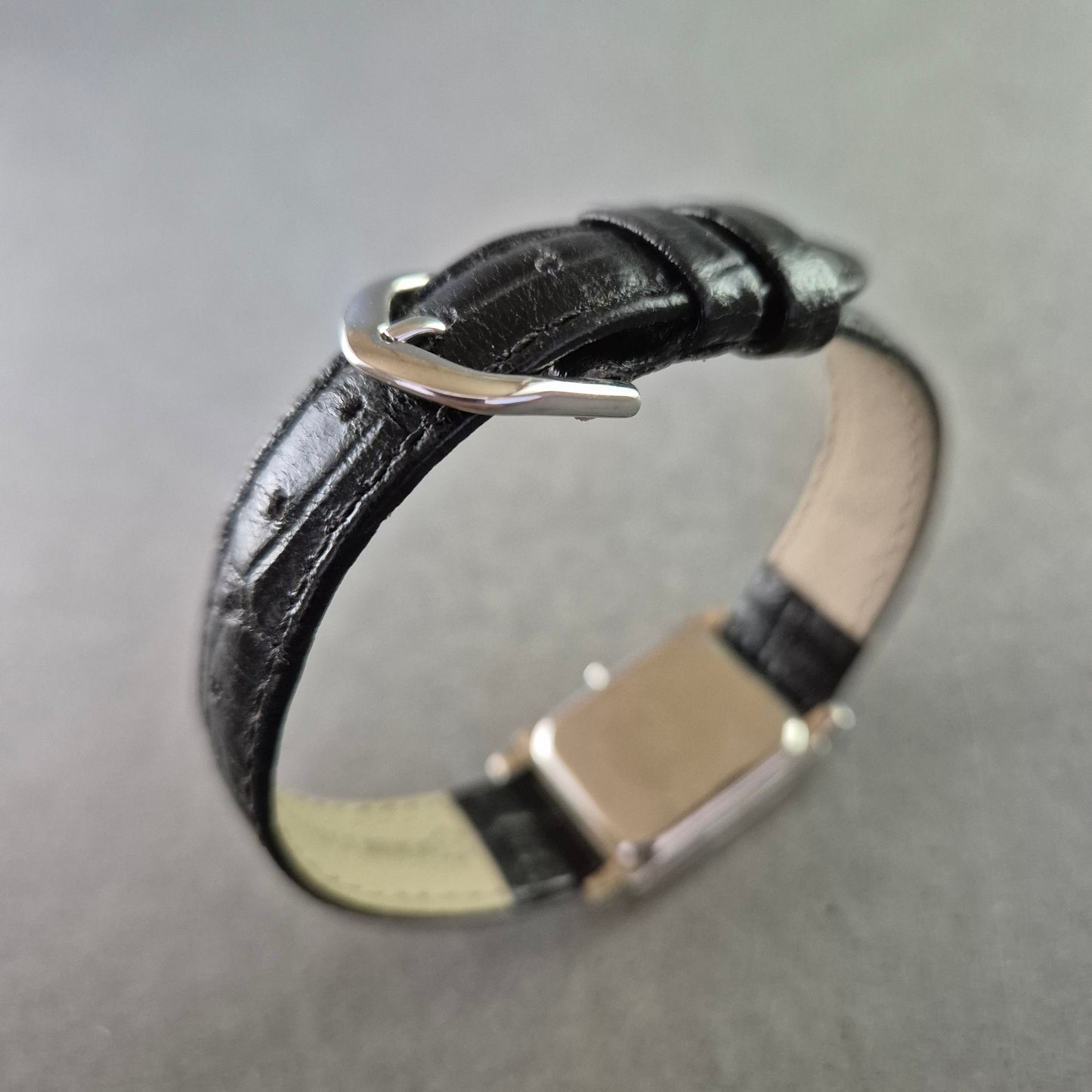 TCM Damenarmbanduhr mit Strass – Schwarzes Zifferblatt & Lederband