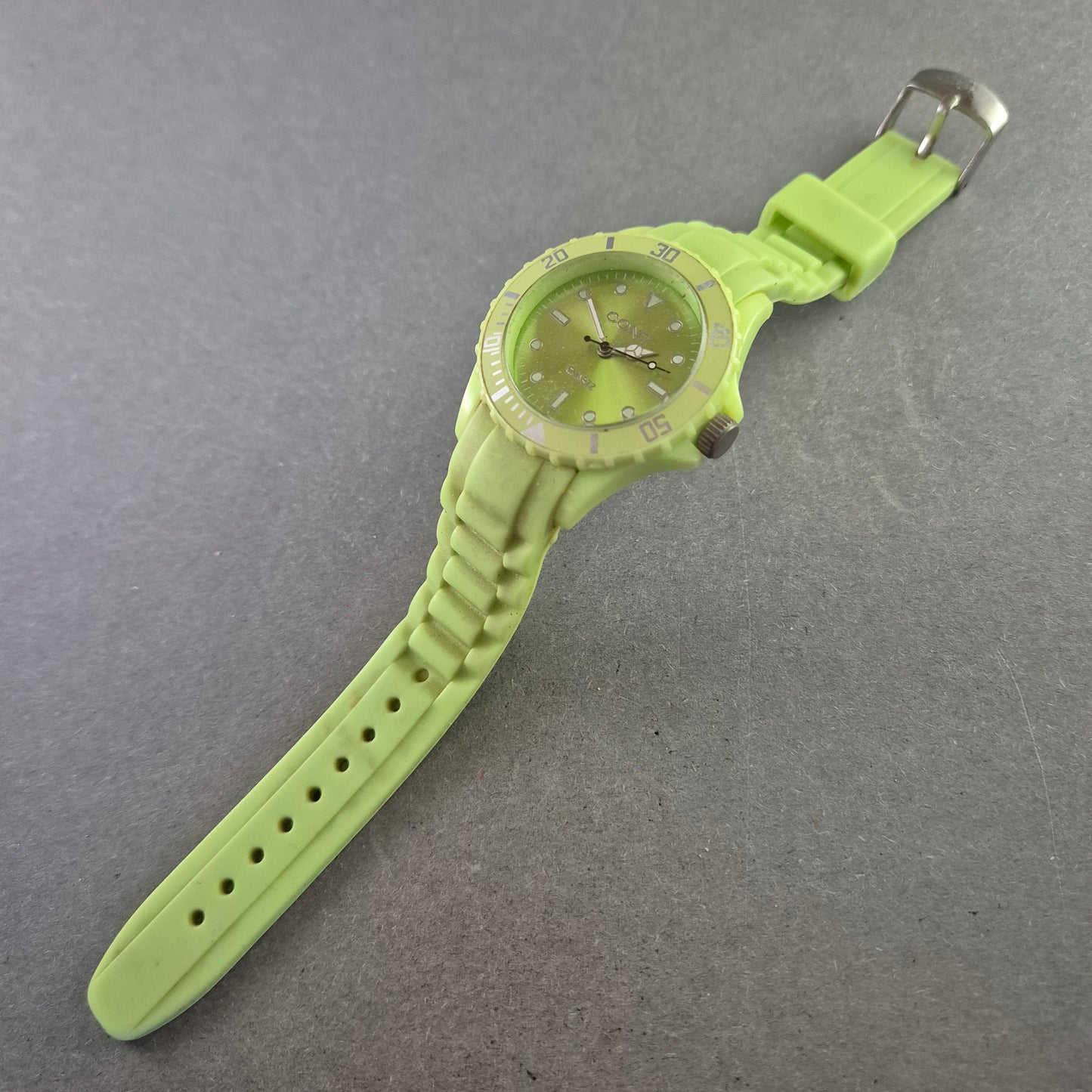 Sportliche Cont Quarz Uhr in Limettengrün – Auffälliges Design für Trendsetter