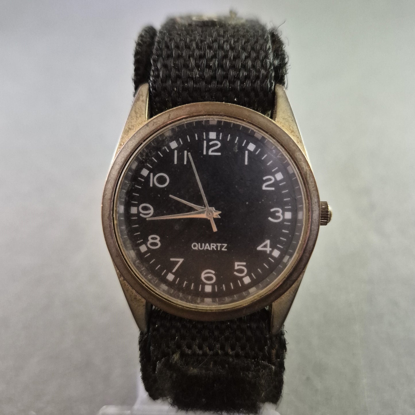 Klassische R.M.M. Quarz Uhr – Robustes Design mit Textilarmband