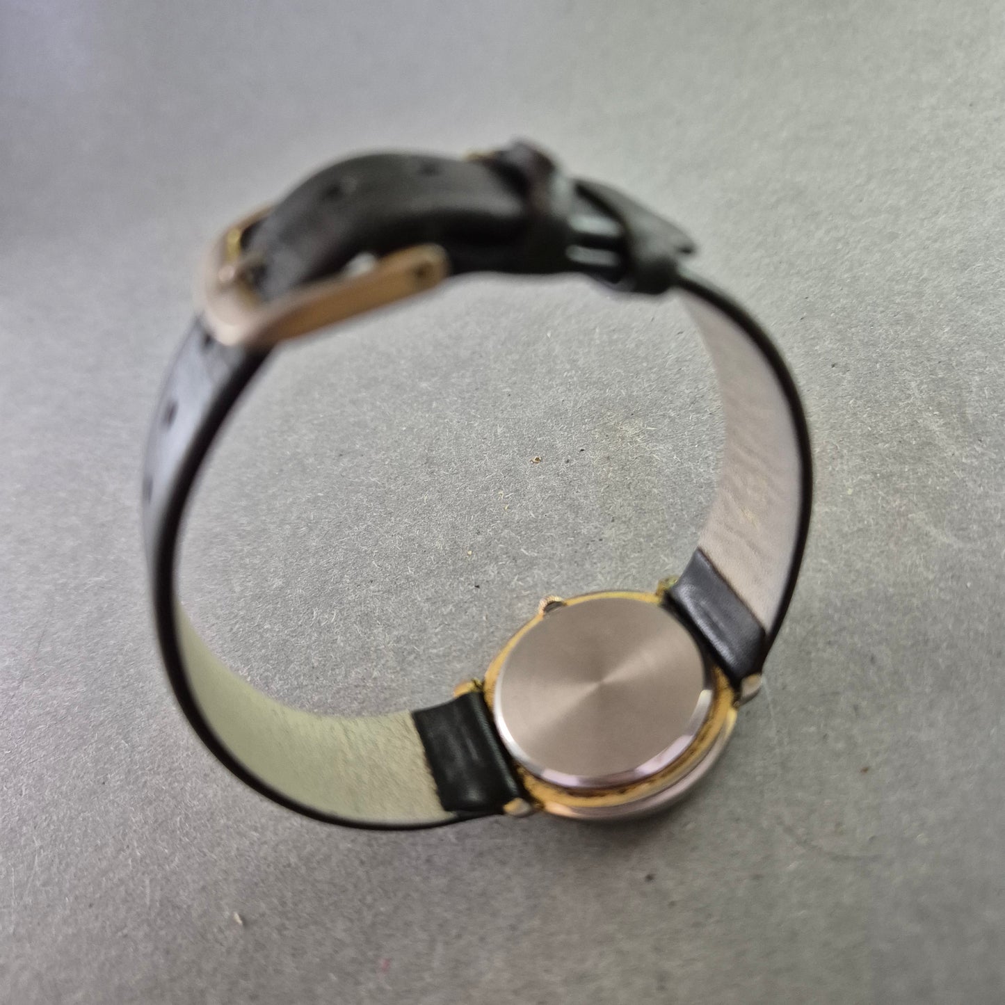 Schlichte SUTUS Damenarmband Uhr – Klassisch und gut lesbar