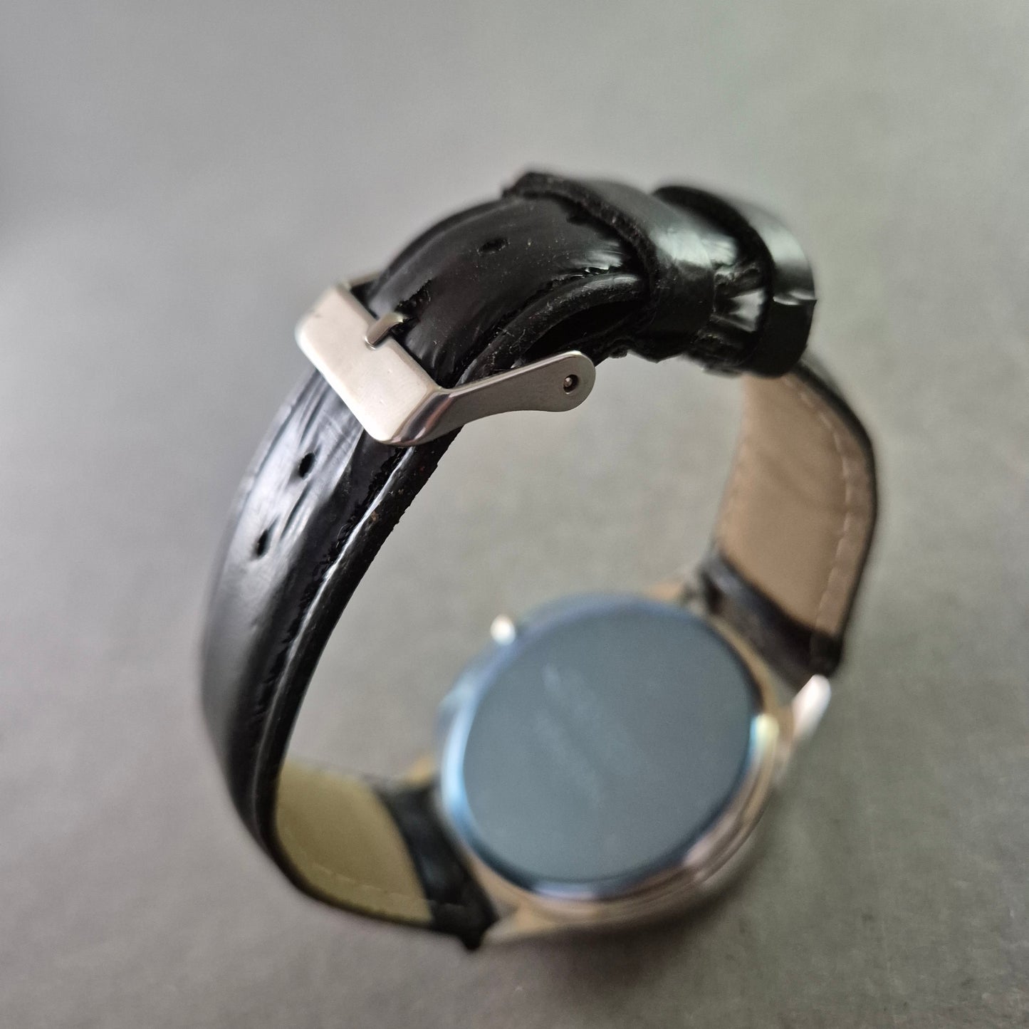 Ausgefallene Ernest Herrenarmbanduhr mit Totenkopf-Design