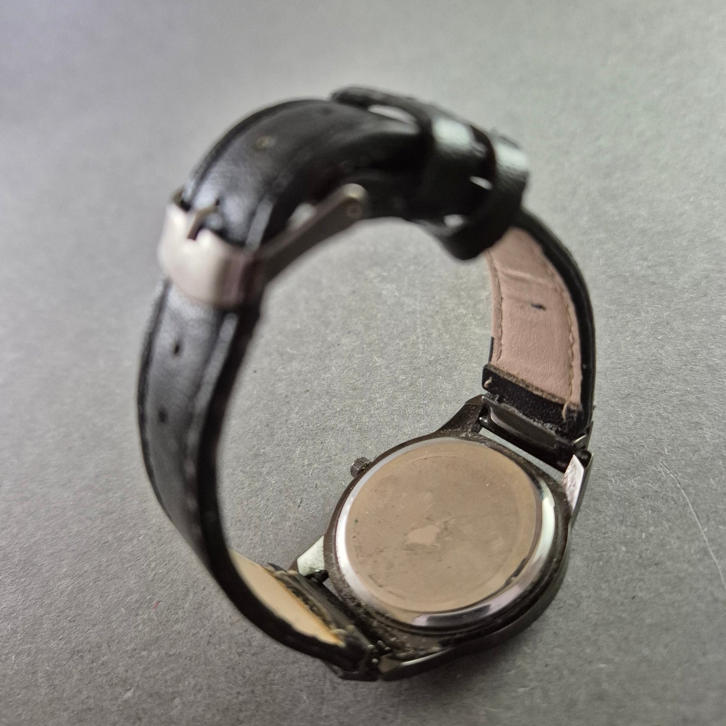 Klassische Damenarmbanduhr – Schlichtes Design mit silbernem Zifferblatt