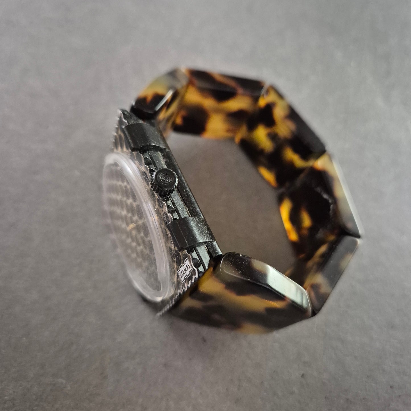 S.T.A.M.P.S Damenarmbanduhr – Wildes Design im Animal-Style