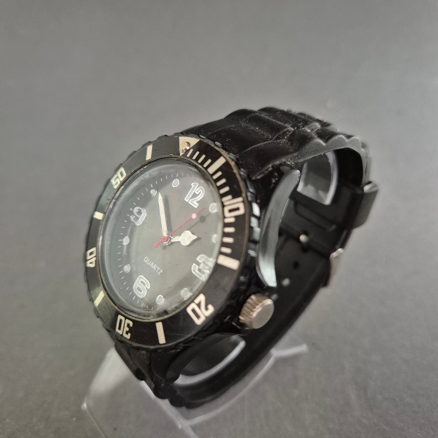 Sportliche Quarzuhr in Schwarz – Robuster Look für den Alltag