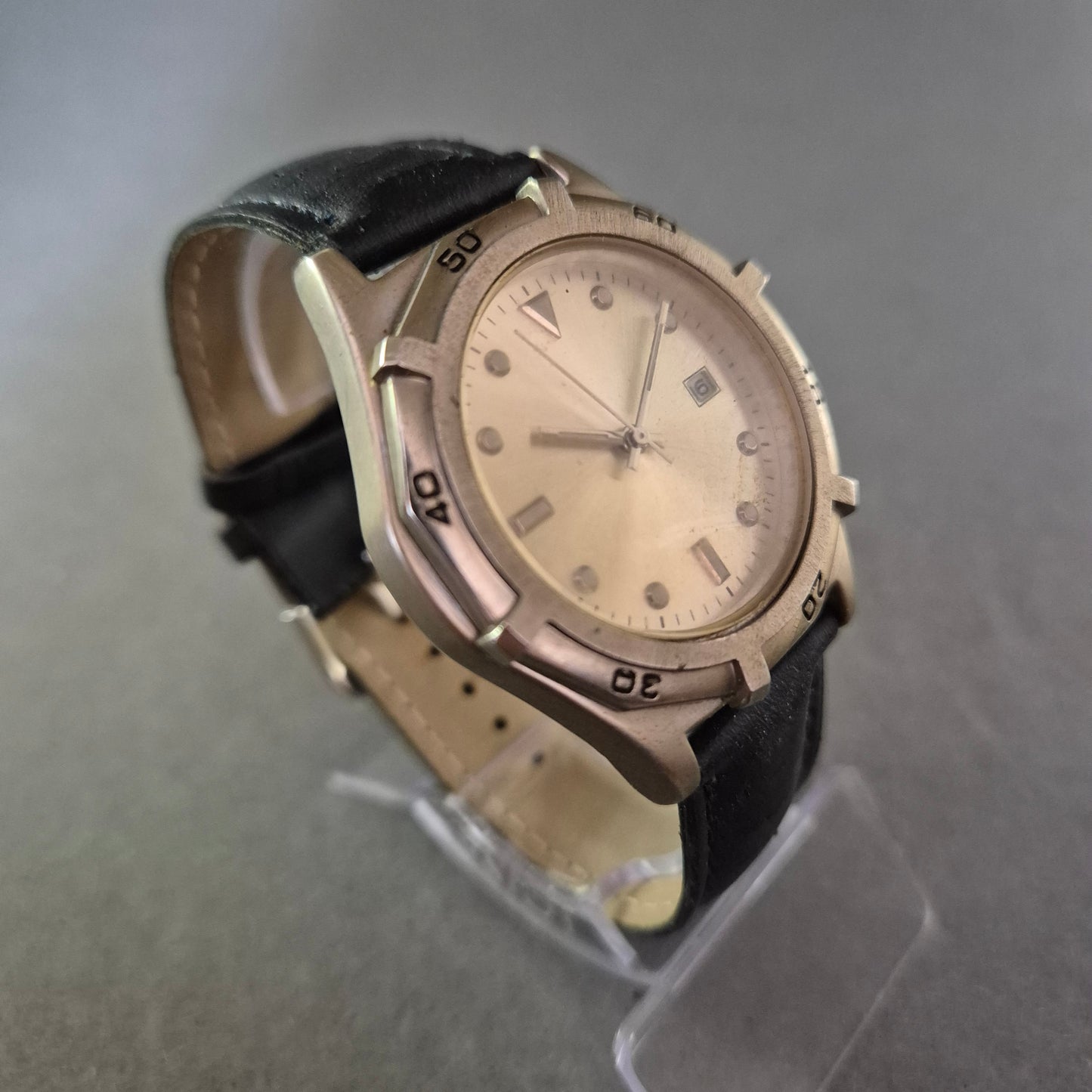 Schlichte Herrenarmbanduhr im Edelstahl-Look mit Lederarmband