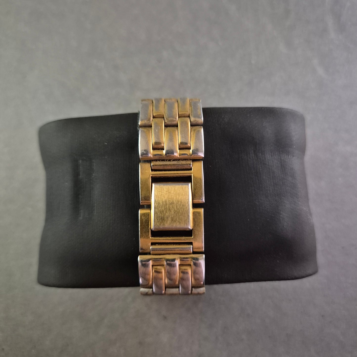 Prätina Damenarmbanduhr mit Strass – Elegante Vintage-Optik