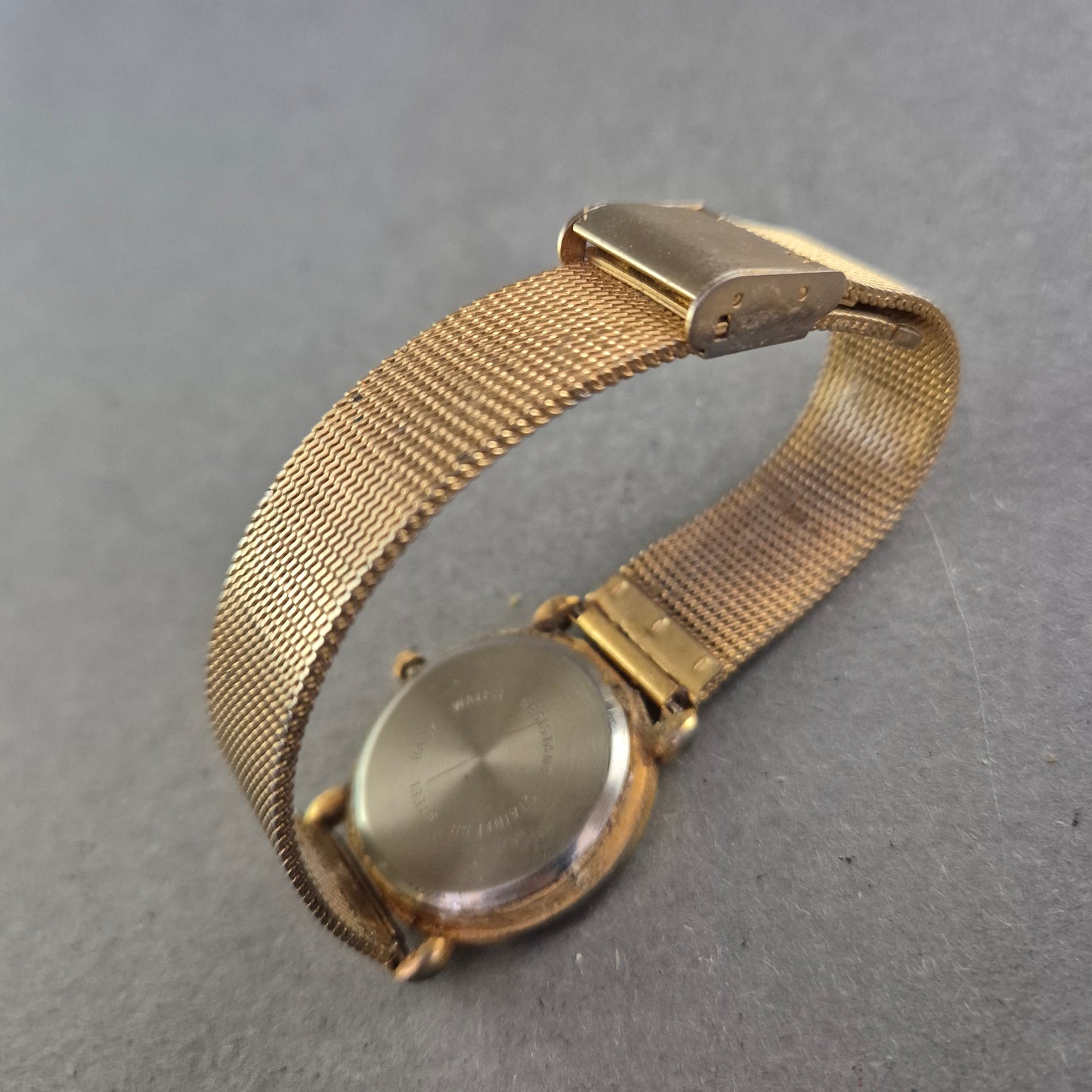 Deluxe Damenarmbanduhr – Goldfarbener Vintage-Stil mit Mesh-Armband