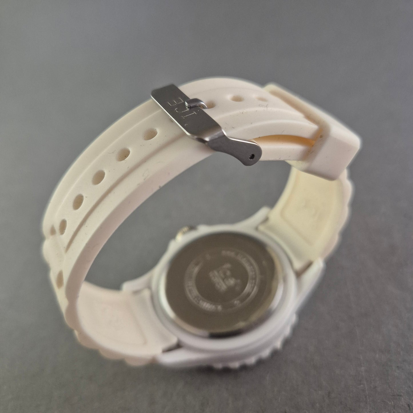 Weiße Ice-Watch Unisex Uhr – Sportlicher Look mit Statement-Zifferblatt