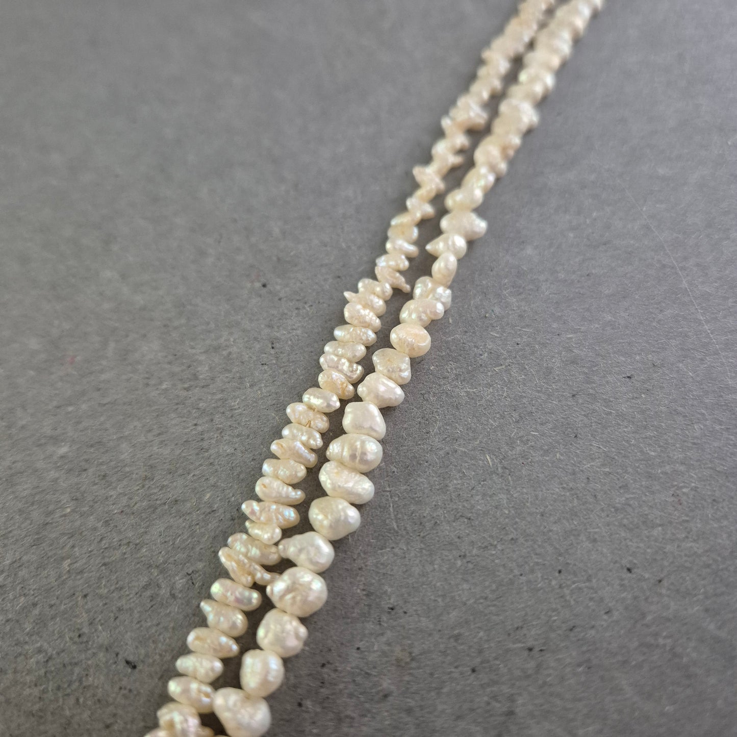 Zweireihige Perlenkette – Natürlicher Glanz mit Vintage-Charme