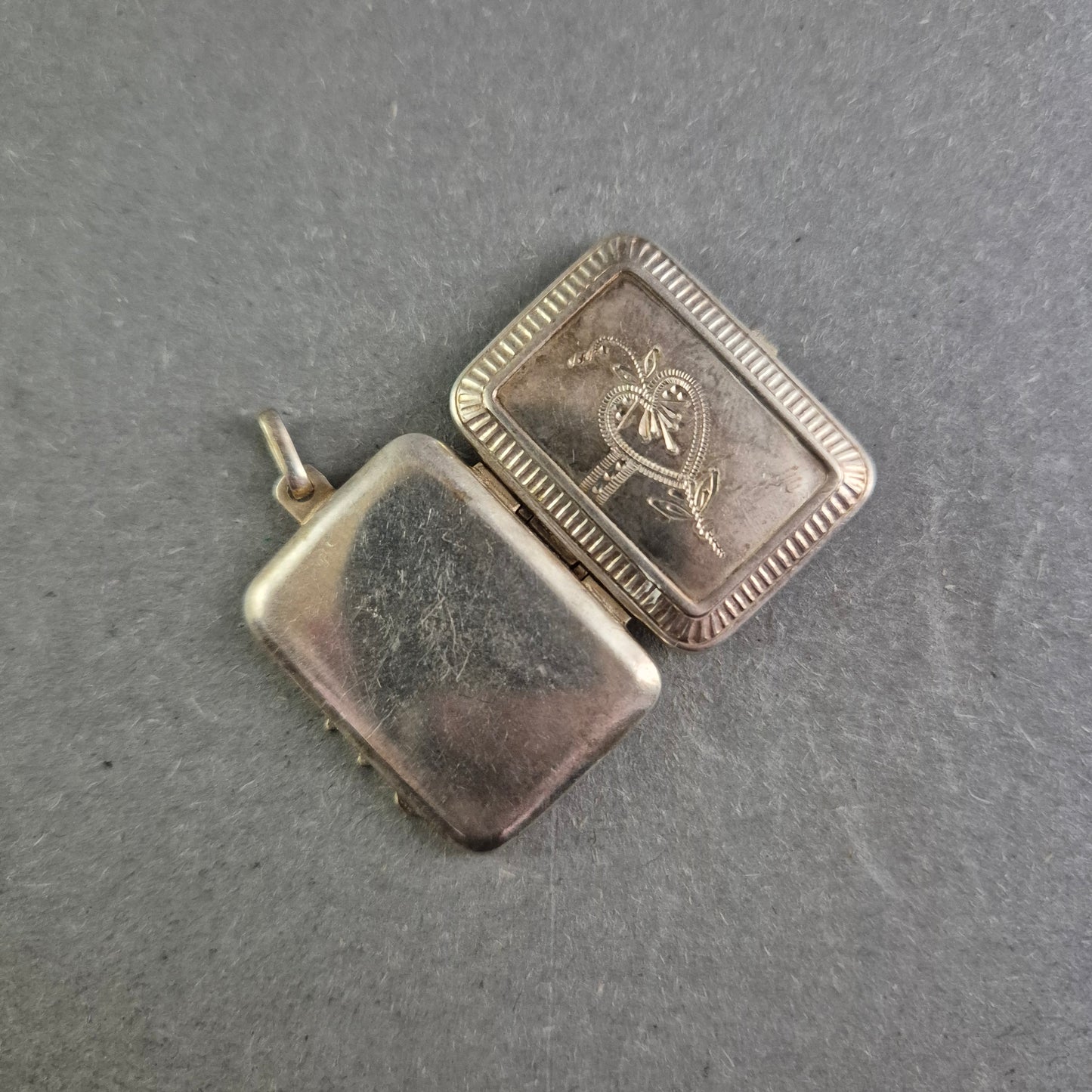 Antiker rechteckiger Silber-Medaillonanhänger mit filigraner Gravur