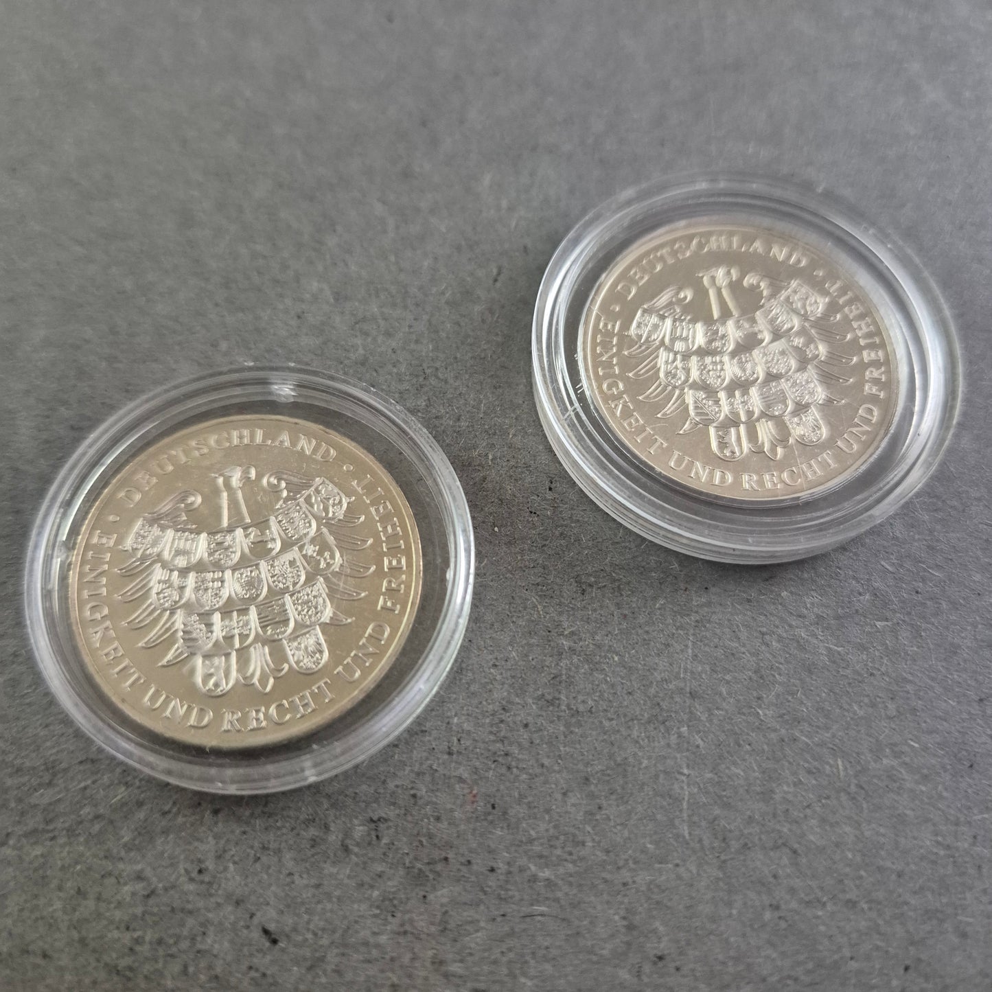 2x Brüder-Grimm-Münzen – Hänsel & Gretel + Dornröschen in Farbe