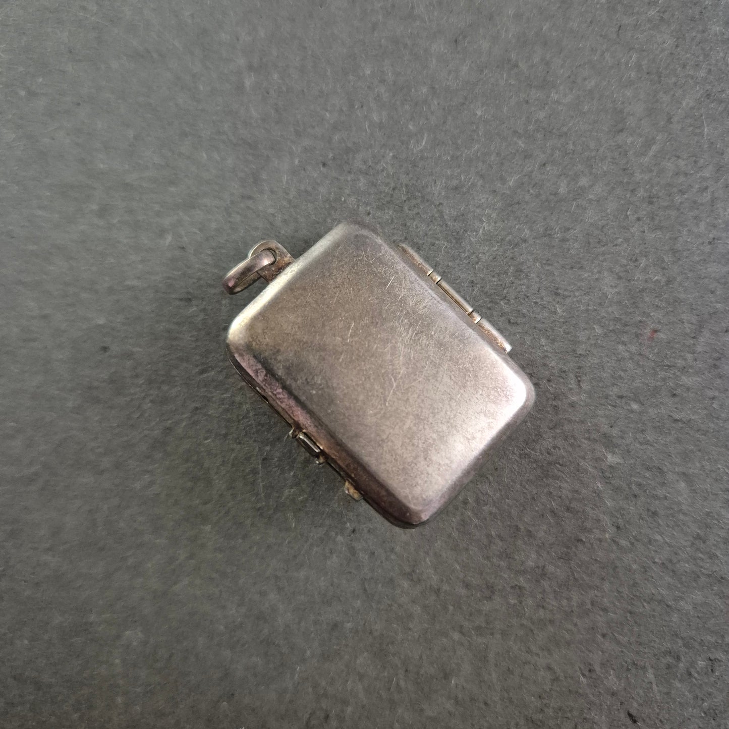 Rechteckiges Vintage-Medaillon mit Blumenornament – Klappanhänger