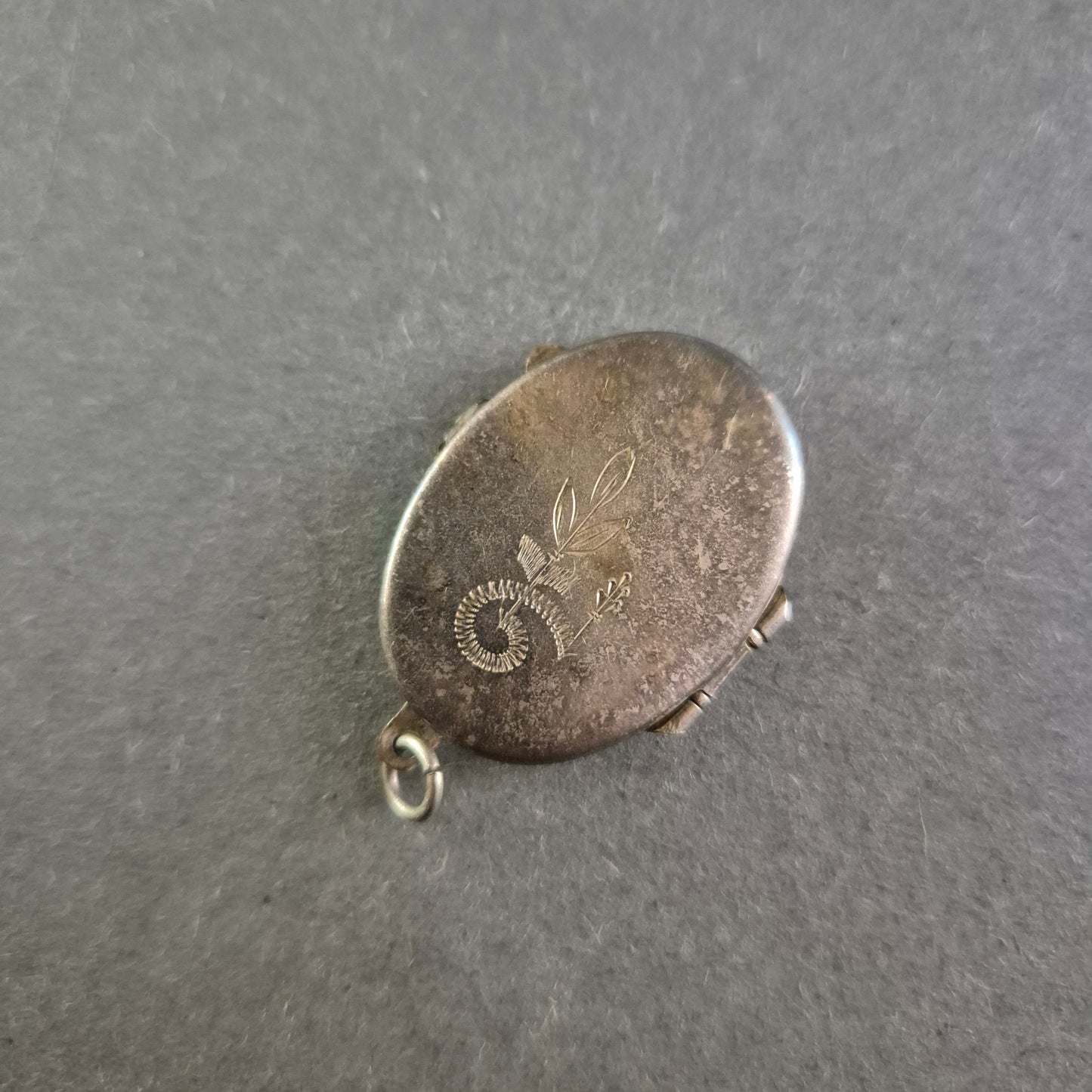 Antikes ovales Fotomedaillon – Gravurmotiv & nostalgische Patina