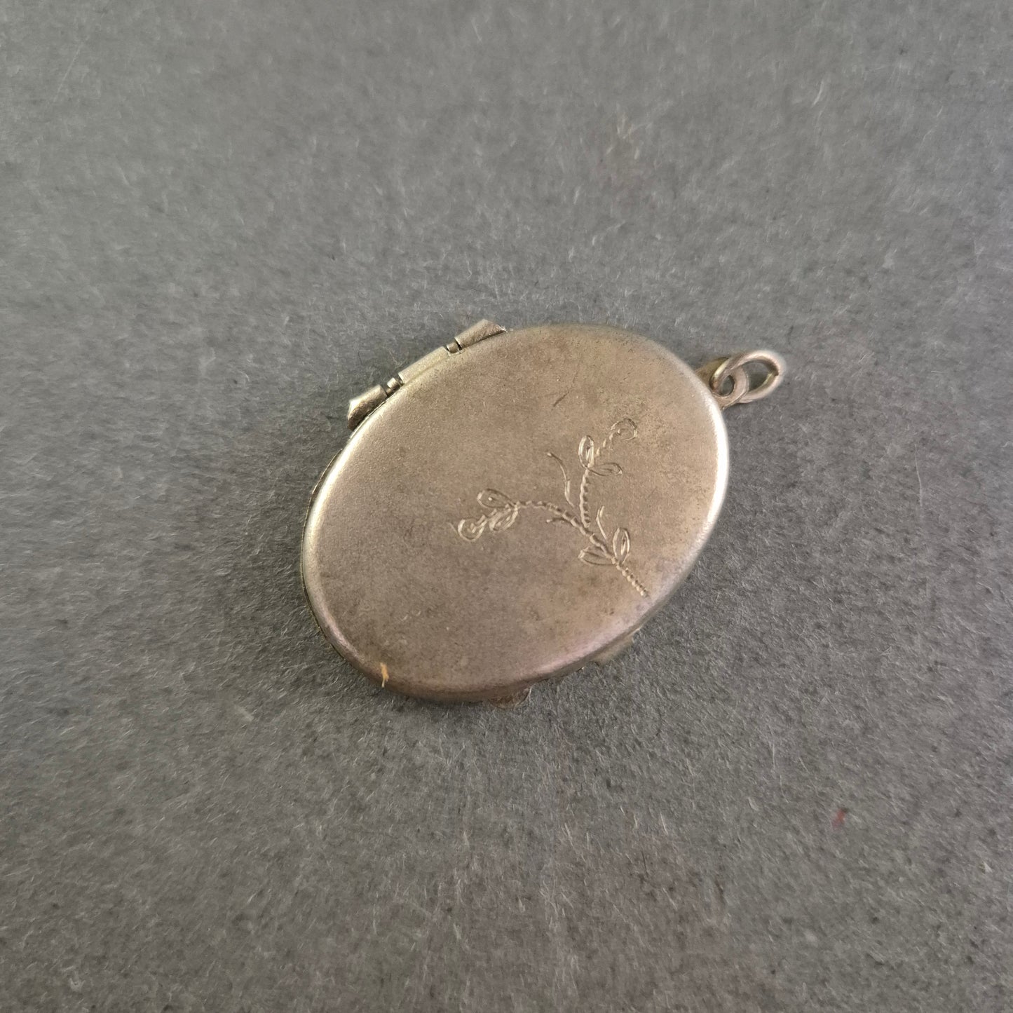 Elegantes Vintage-Medaillon mit Zweiggravur – Ovaler Klappanhänger