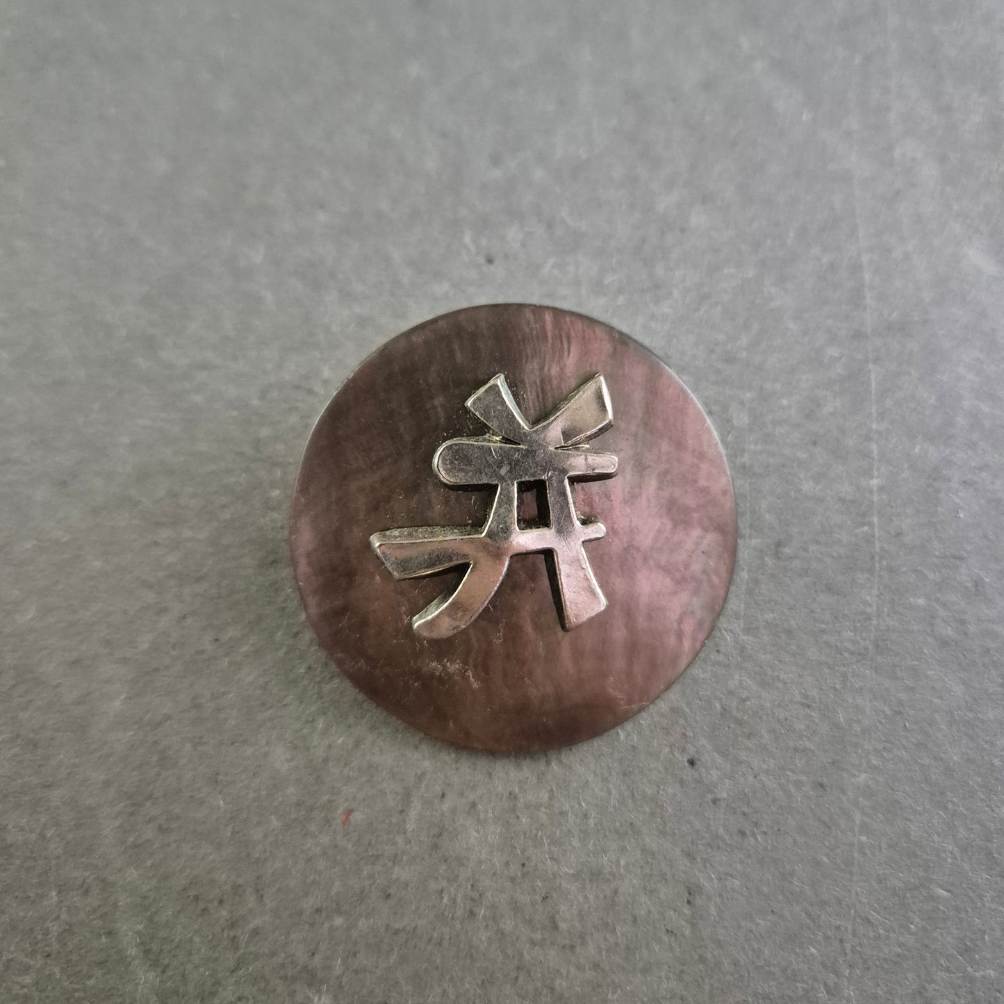 Runde Vintage-Brosche mit asiatischem Schriftzeichen – Minimalistisch & Elegant