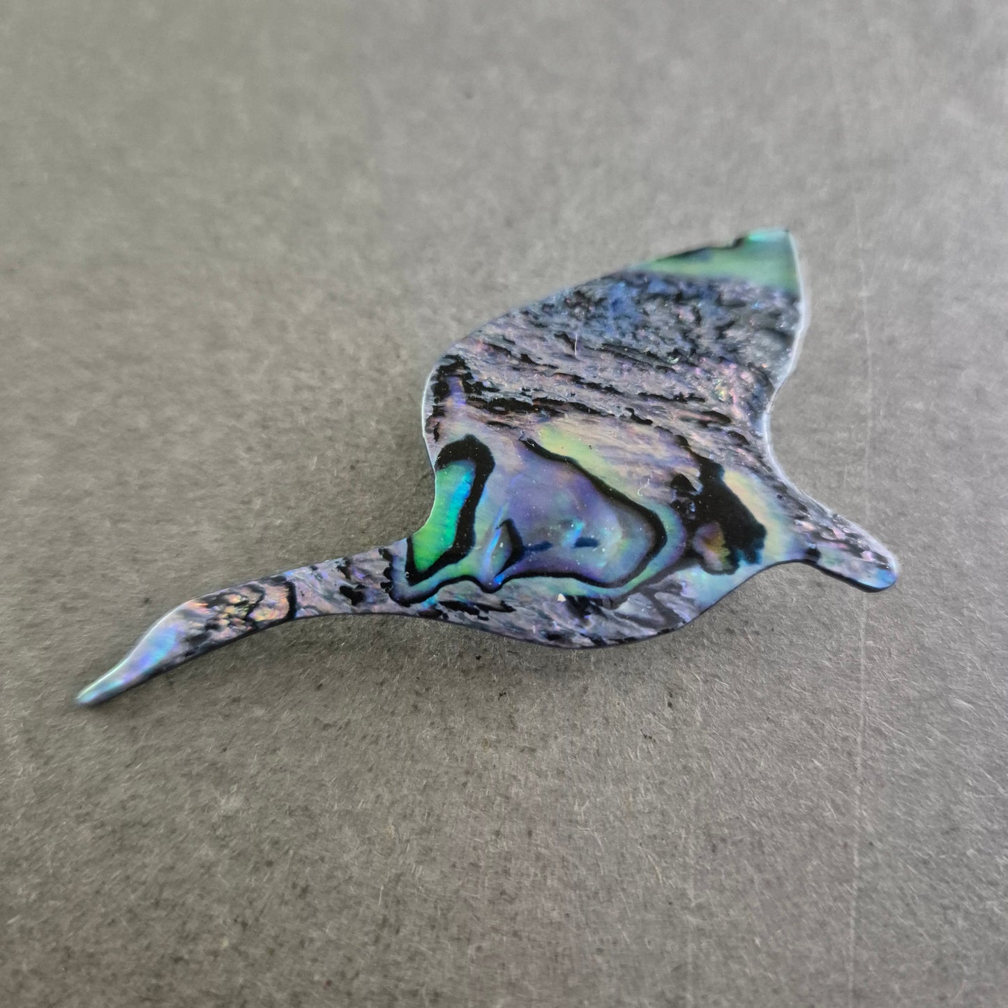 Handgefertigte Manta-Rochen-Brosche – Abalone-Schimmer für Meerliebhaber