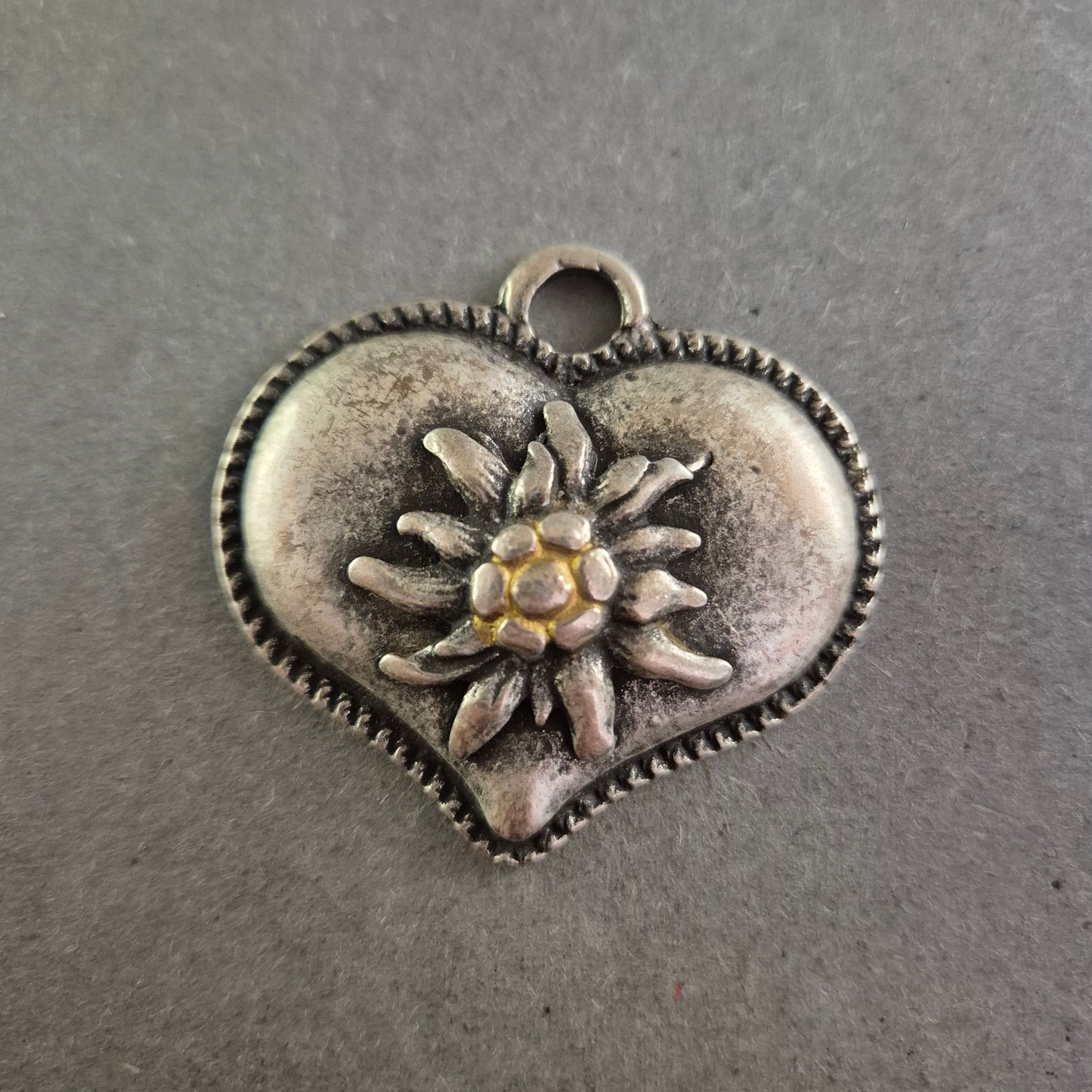 Herzförmiger Trachtenanhänger mit Edelweiß – Rustikaler Alpenstil