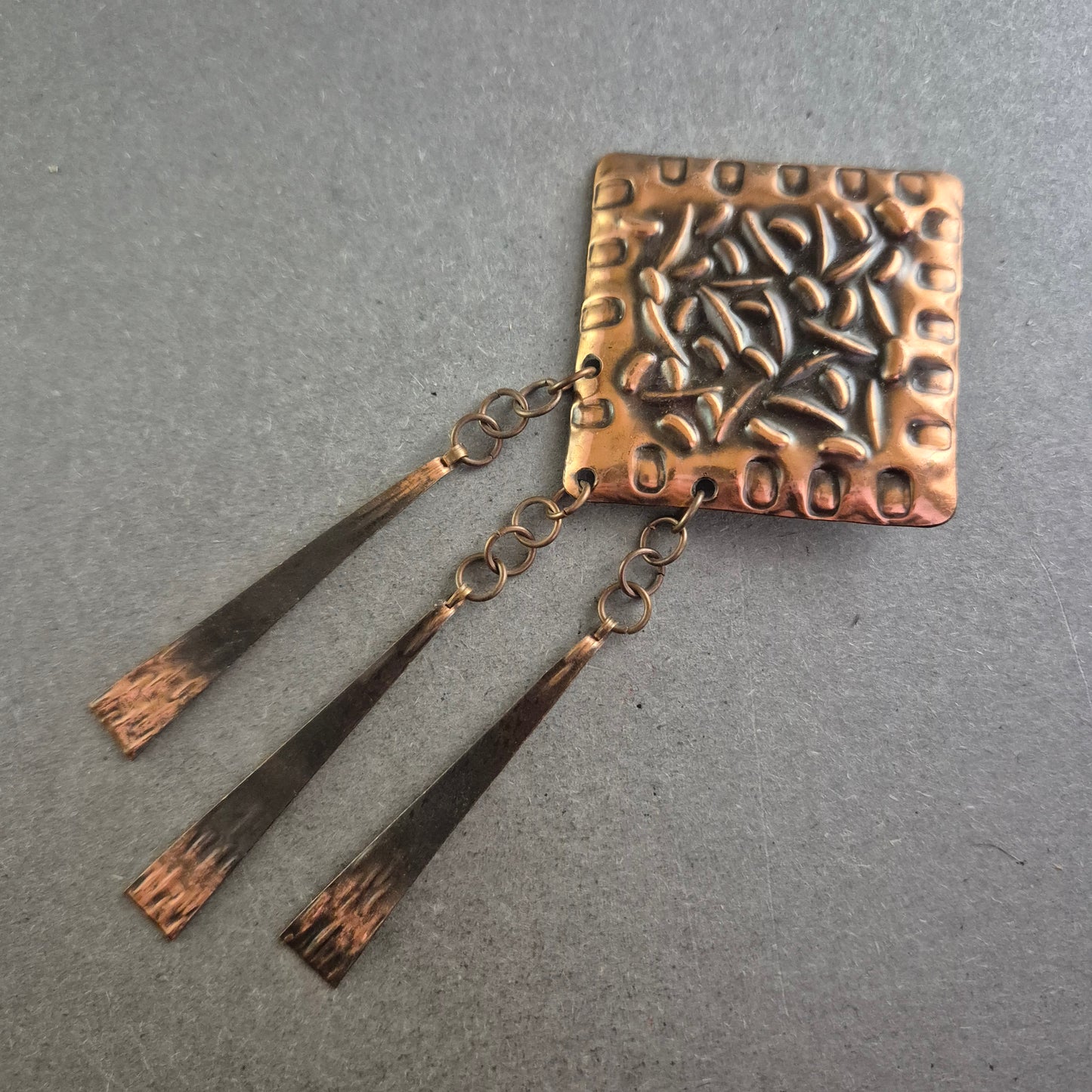 Große Vintage-Brosche im Ethnostil – Gehämmertes Kupferdesign mit Anhängern