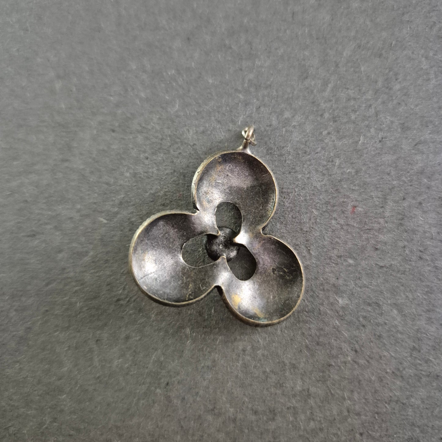 Trachtenanhänger im Dreipass-Design – Antikoptik mit rotem Akzentstein