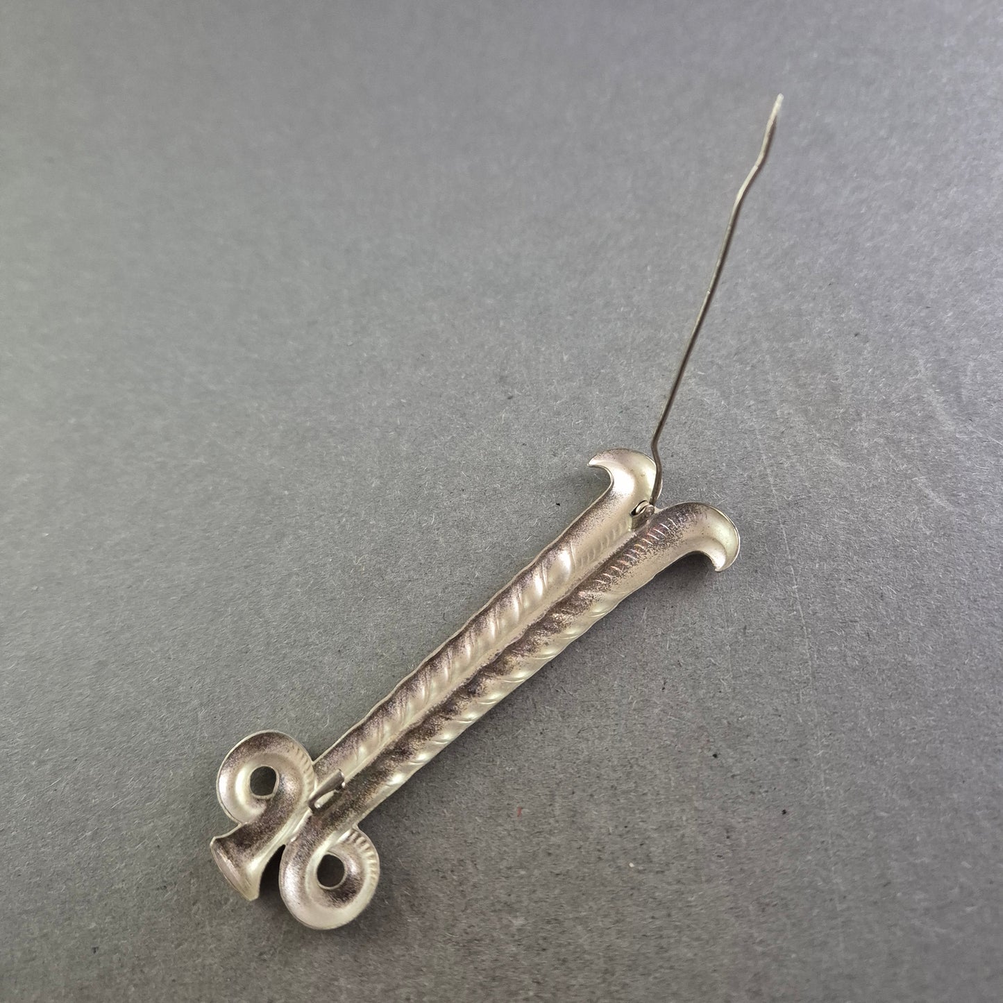 Vintage Silberbrosche – Historische Ski-Designnadel aus den 1950ern