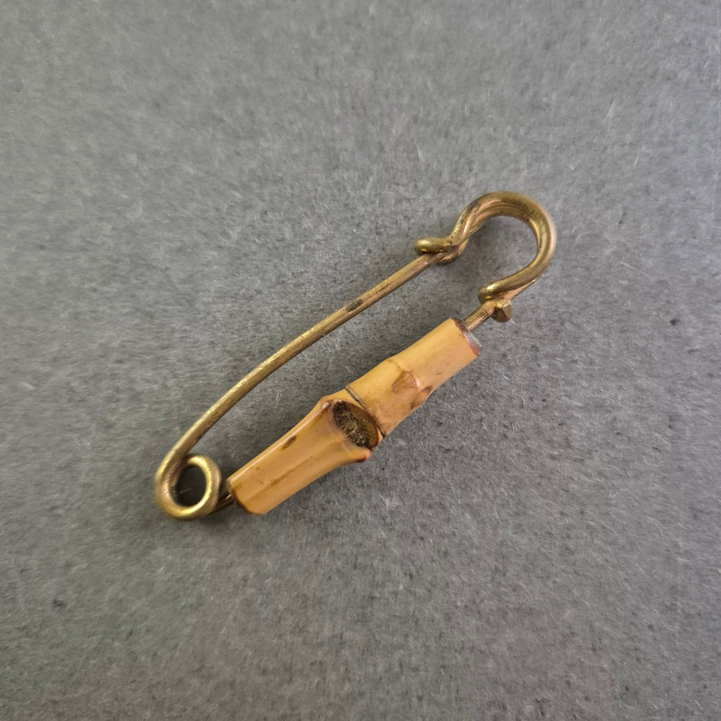 Vintage Sicherheitsnadel mit Bambus-Element – Exotisches Accessoire