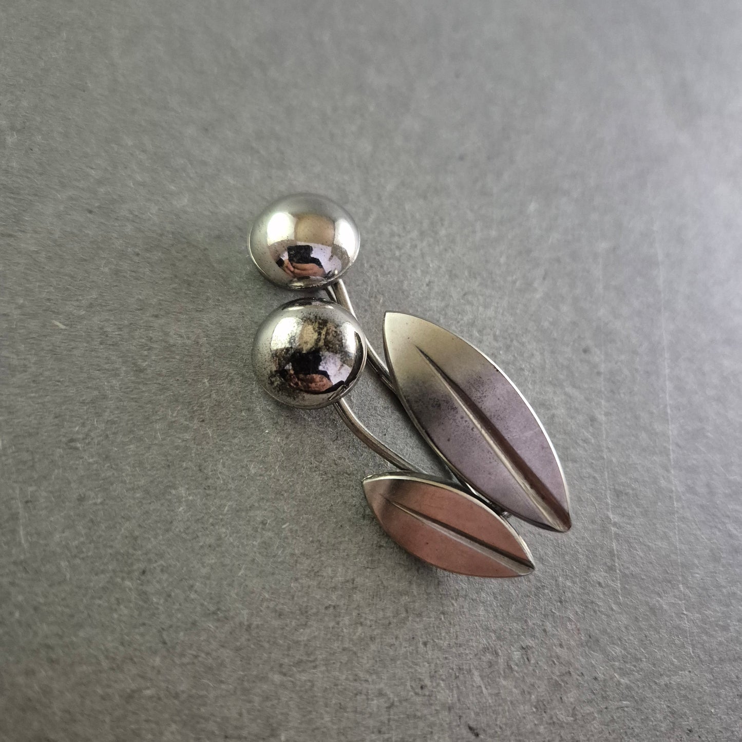 Vintage Silberbrosche mit Kirschmotiv – Skandinavisches Design