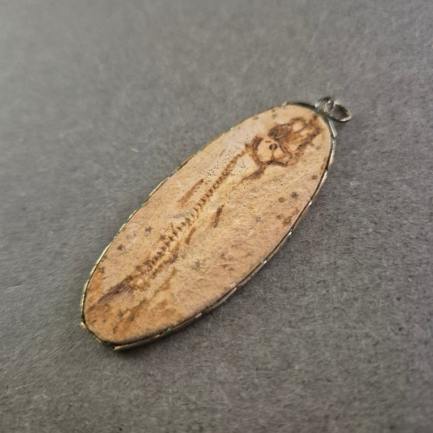 Vintage Fossilien-Anhänger – Oval mit Fischfossil auf Stein