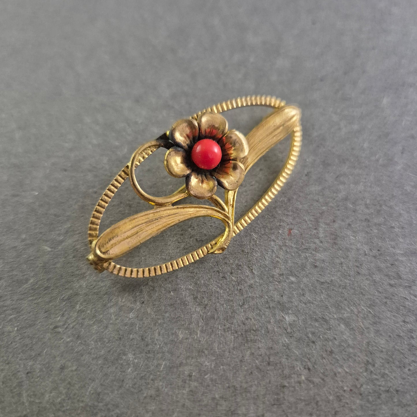 Florale Vintage-Brosche mit roter Mitte – Ovales Design im Retro-Stil