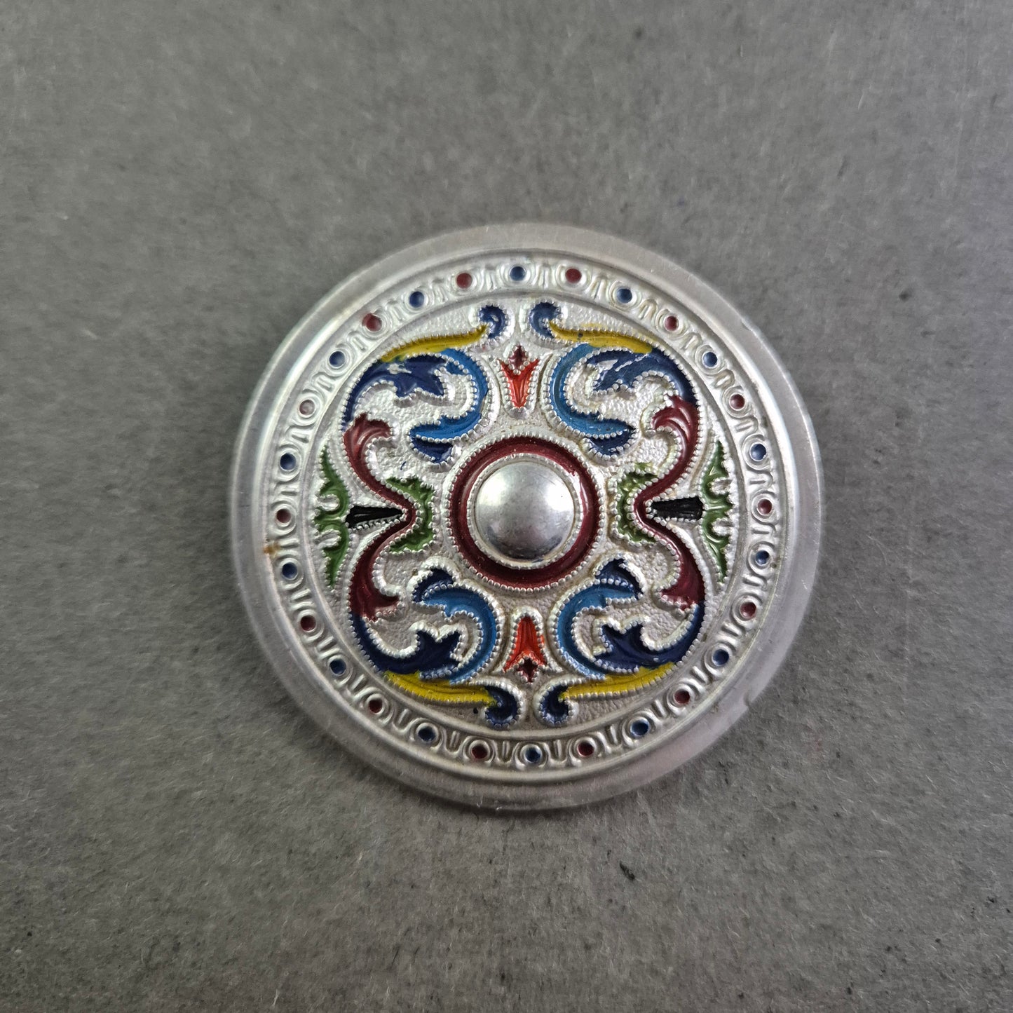 Runde Trachtenbrosche mit bunter Emaille-Verzierung – Alpenstil