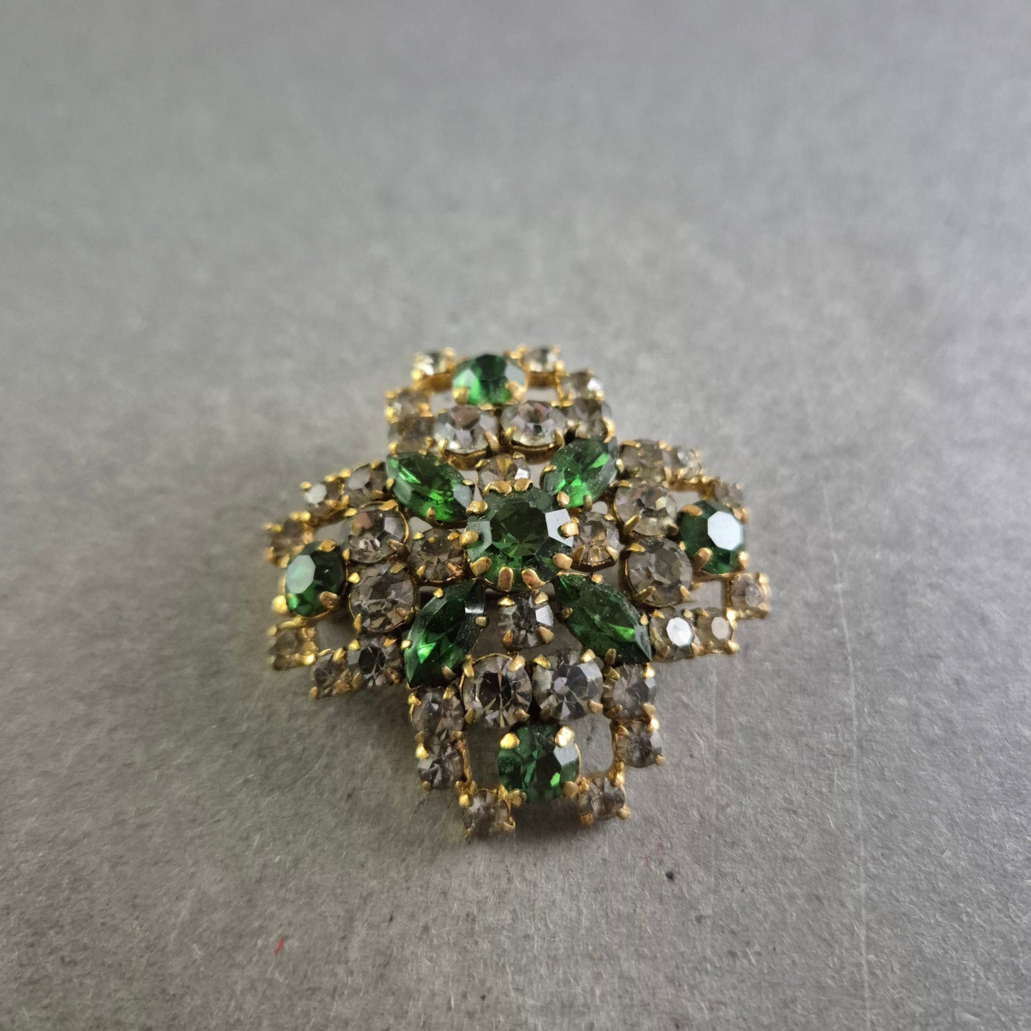 Vintage Brosche mit grünen Strasssteinen – Funkelndes Highlight im Retro-Stil
