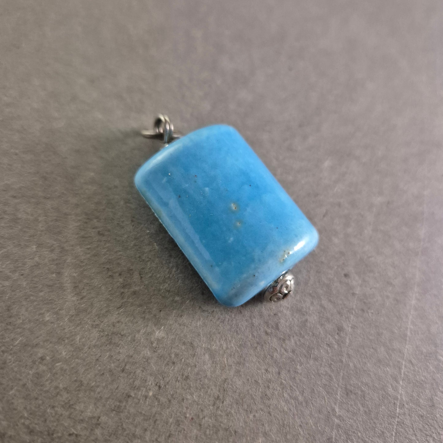 Anhänger mit rechteckigem, türkisfarbenem Stein – Stilvoll und auffällig