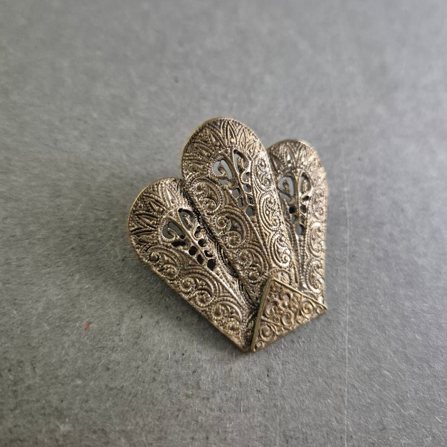 Filigrane Brosche in Fächerform – Antikes Design mit feiner Gravur