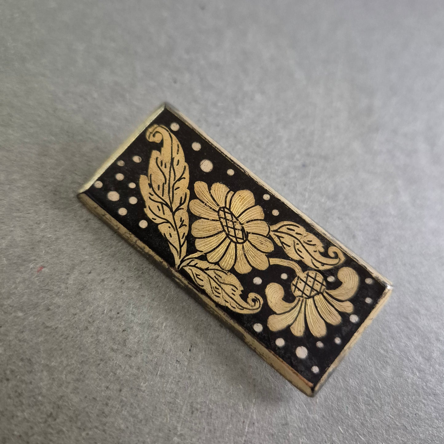 Rechteckige florale Brosche im Schwarz-Gold-Look – Vintage-Stil mit Blumenmotiv