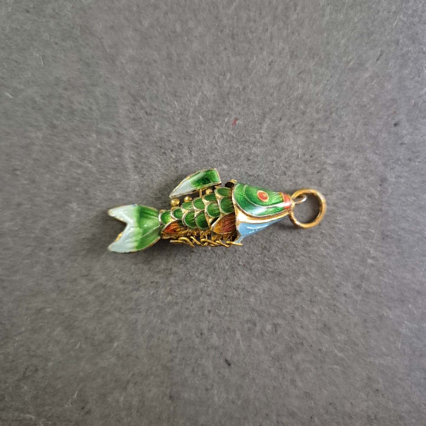 Filigraner Fischanhänger mit Emaille – Bewegliches Design mit Farbakzenten